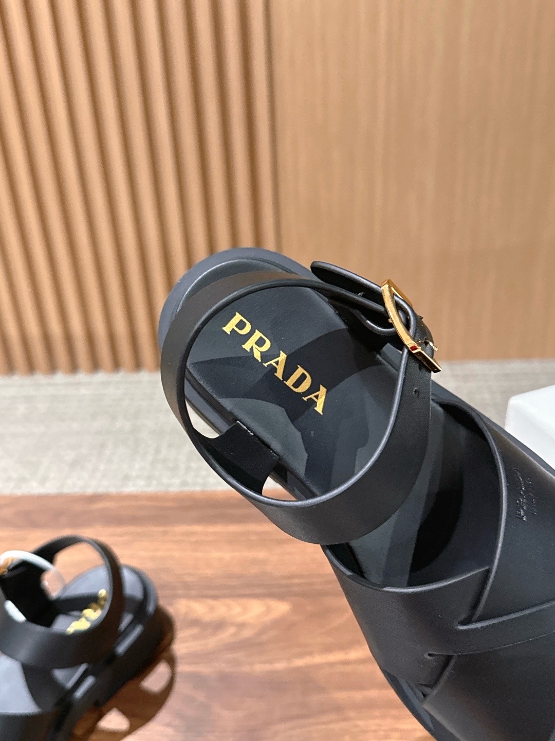 Сандалии женские Prada Roman черного цвета