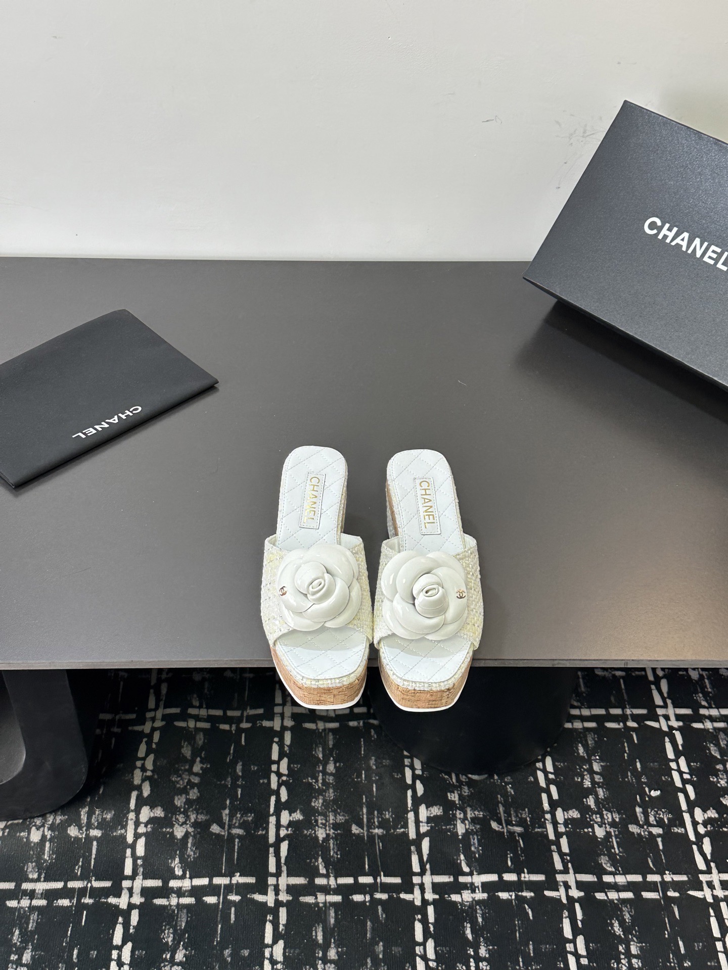 Мюли женские Chanel с цветком камелии белого цвета