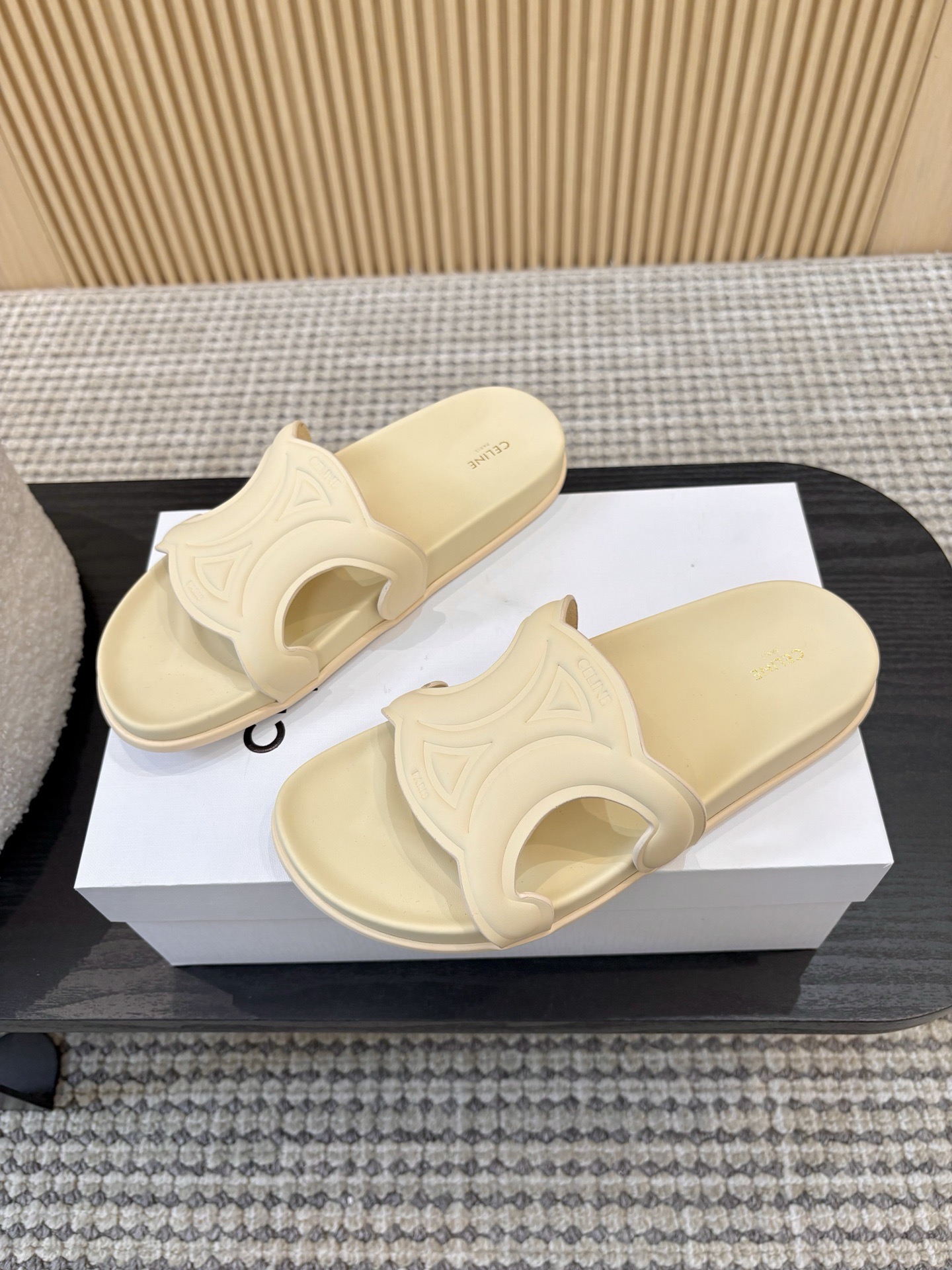 Шлёпанцы женские в стиле Celine из натуральной кожи бежевого цвета