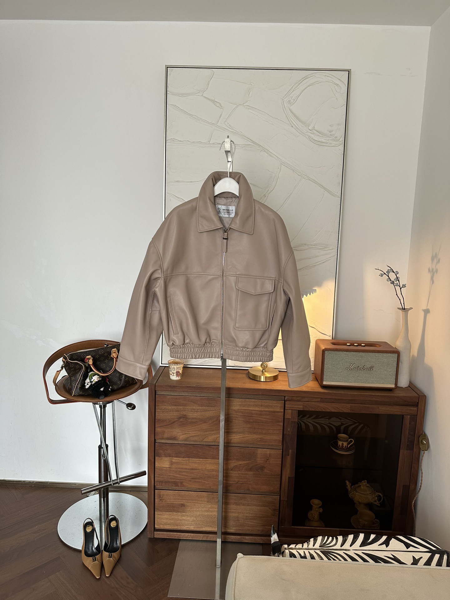 Куртка женская в стиле Brunello Cucinelli из натуральной кожи бежевого цвета укороченная с эластичным поясом