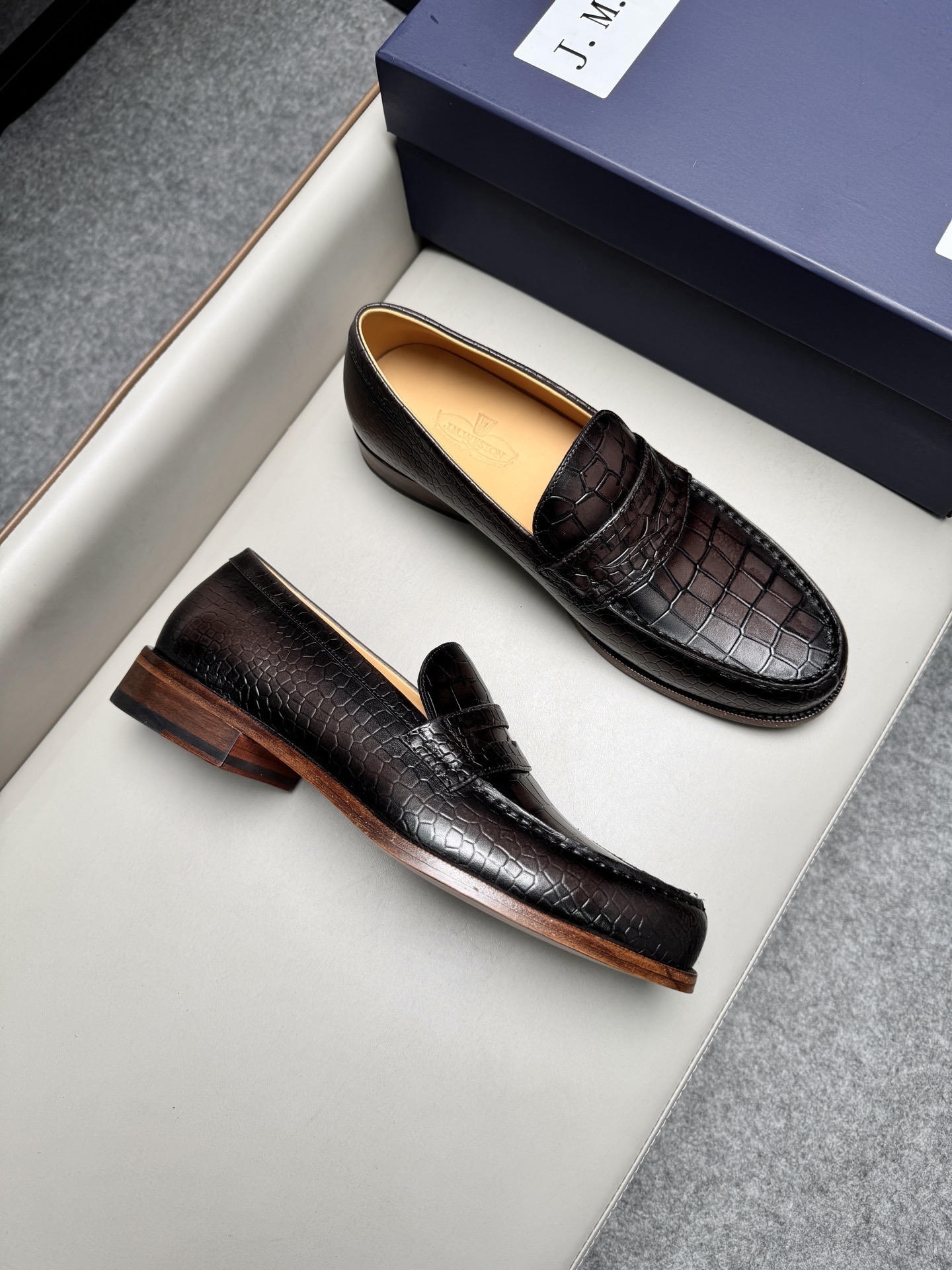 Лоферы мужские в стиле J.M. Weston коричневого цвета