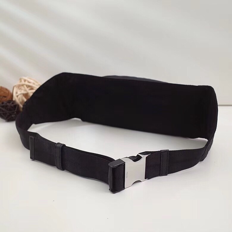 Сумка поясная унисекс в стиле Prada Re-Nylon чёрного цвета с металлической фурнитурой