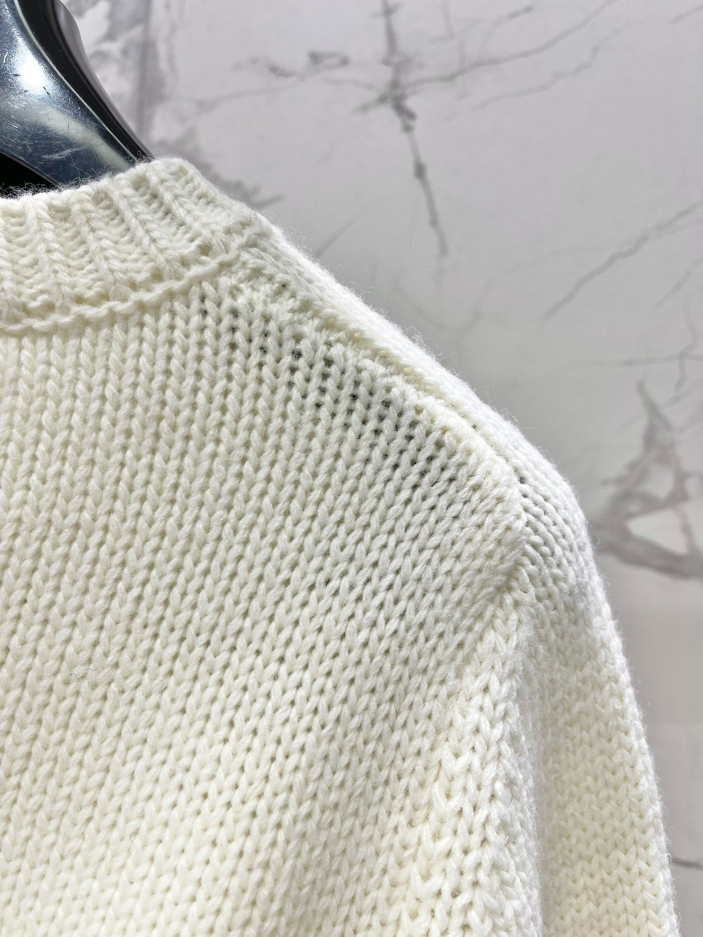 Свитер женский в стиле Celine с фирменной вязкой и акцентной вышивкой