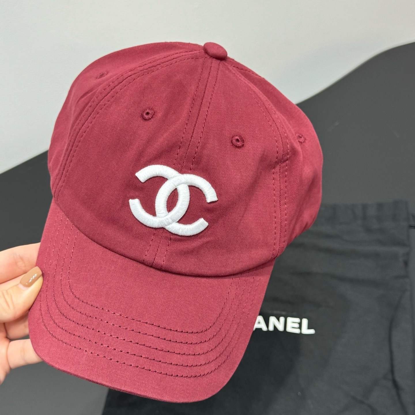 Бейсболка Chanel с вышитой монограммой бордового цвета