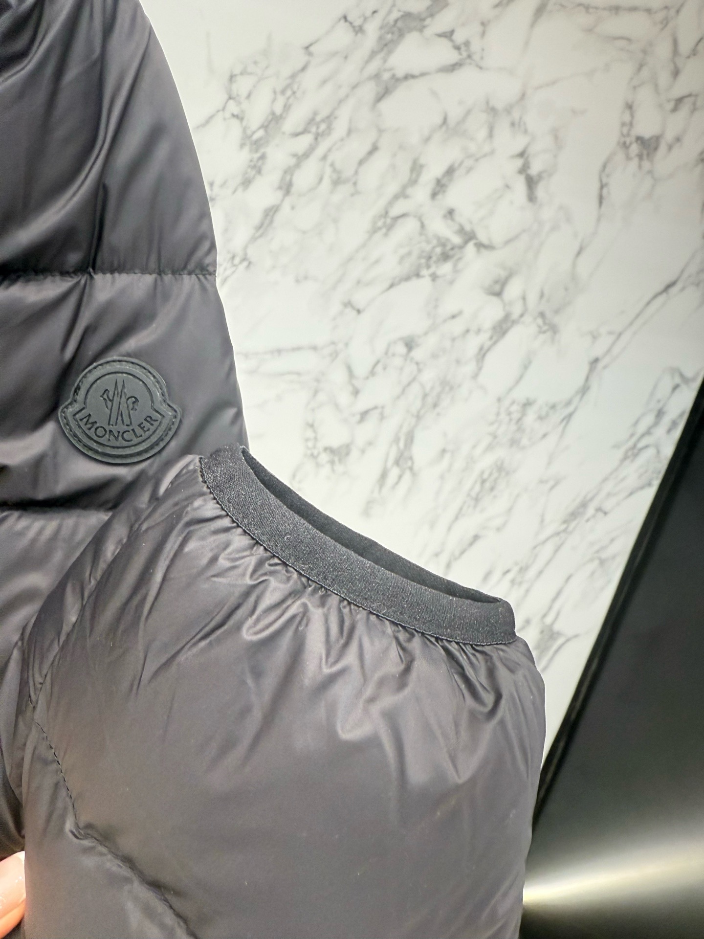 Пуховик мужской Moncler из нейлона графитового цвета с капюшоном и натуральным пухом