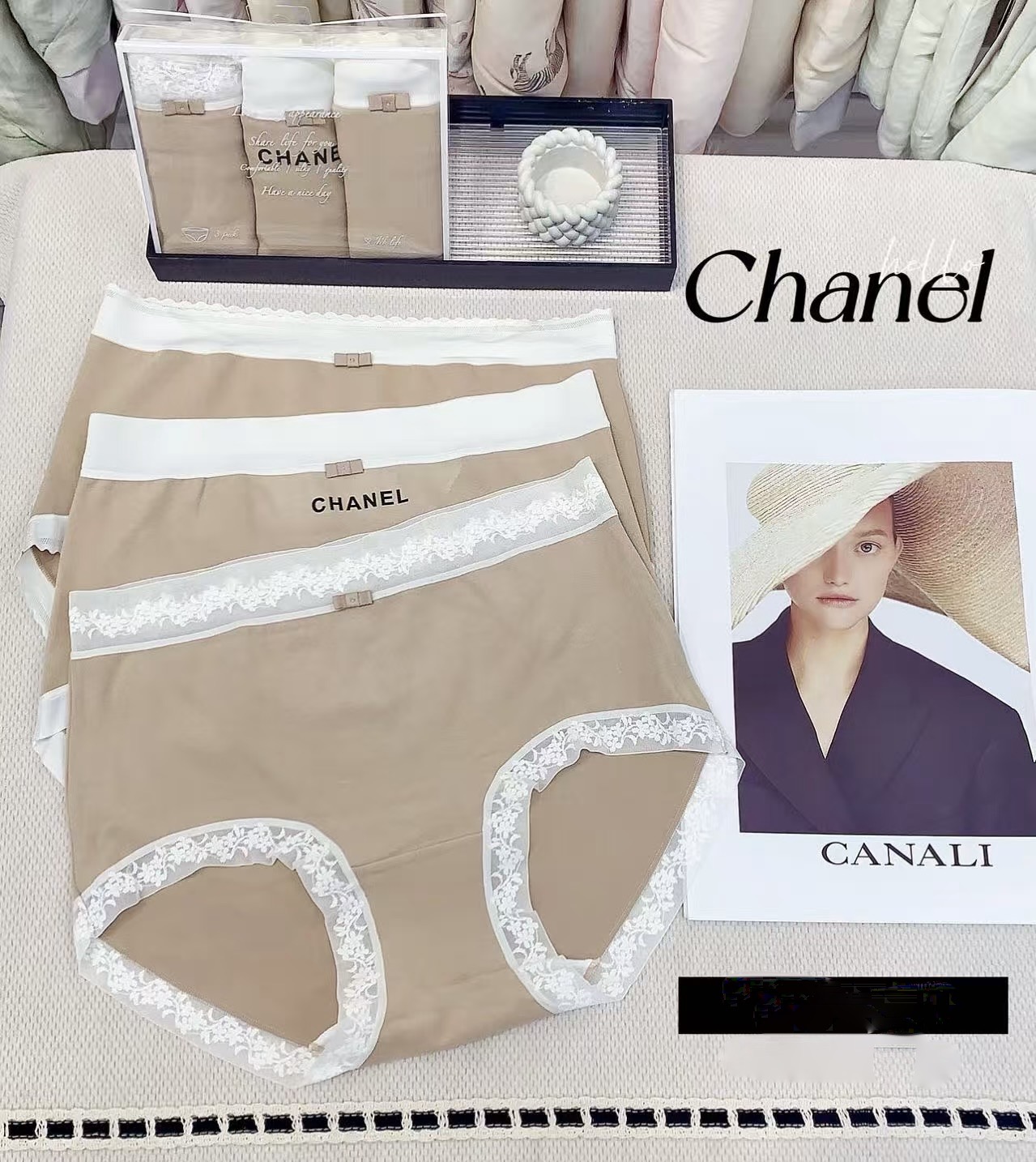 Трусы женские Chanel из хлопка и эластана с кружевной отделкой (набор 3 шт.)