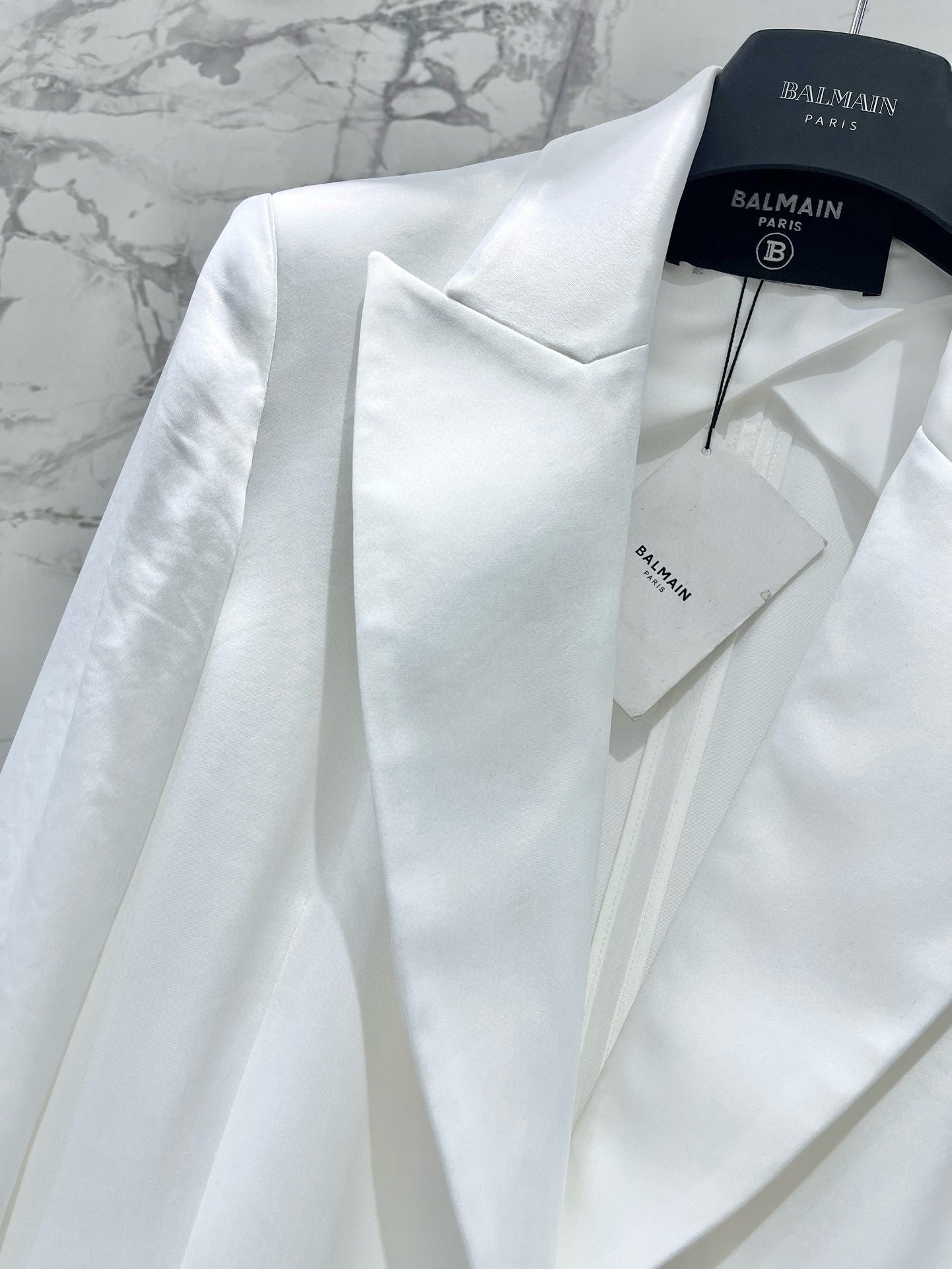 Пиджак женский в стиле Balmain белого цвета с золотыми пуговицами