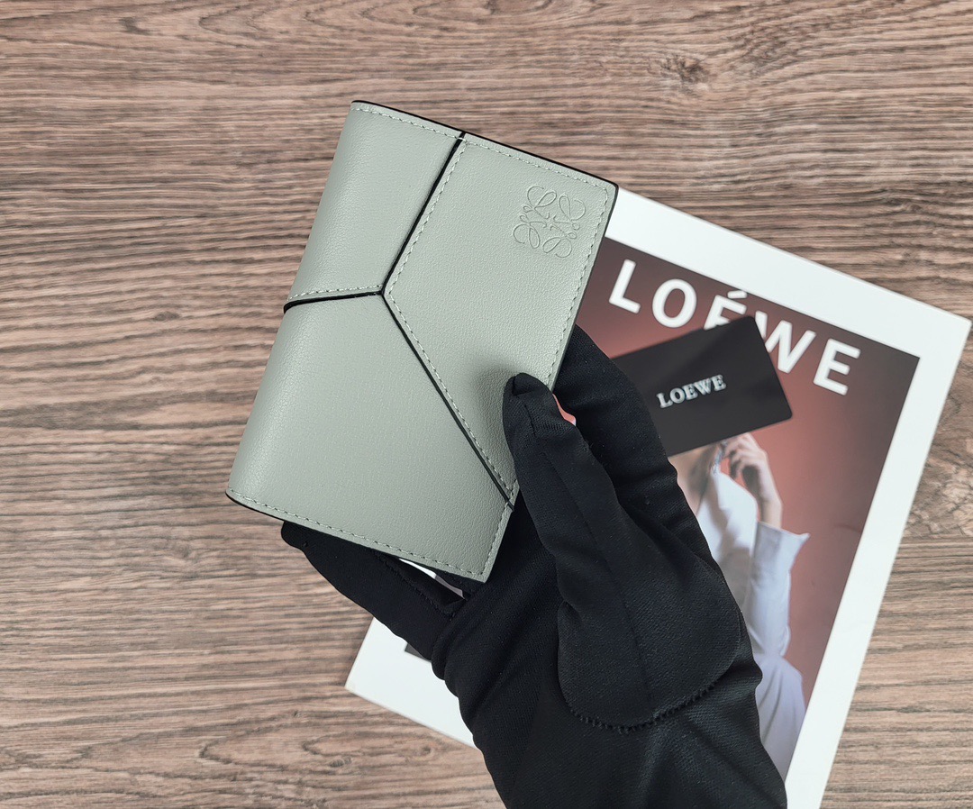 Кошелёк компактный в стиле Loewe L1132 светло-серого цвета