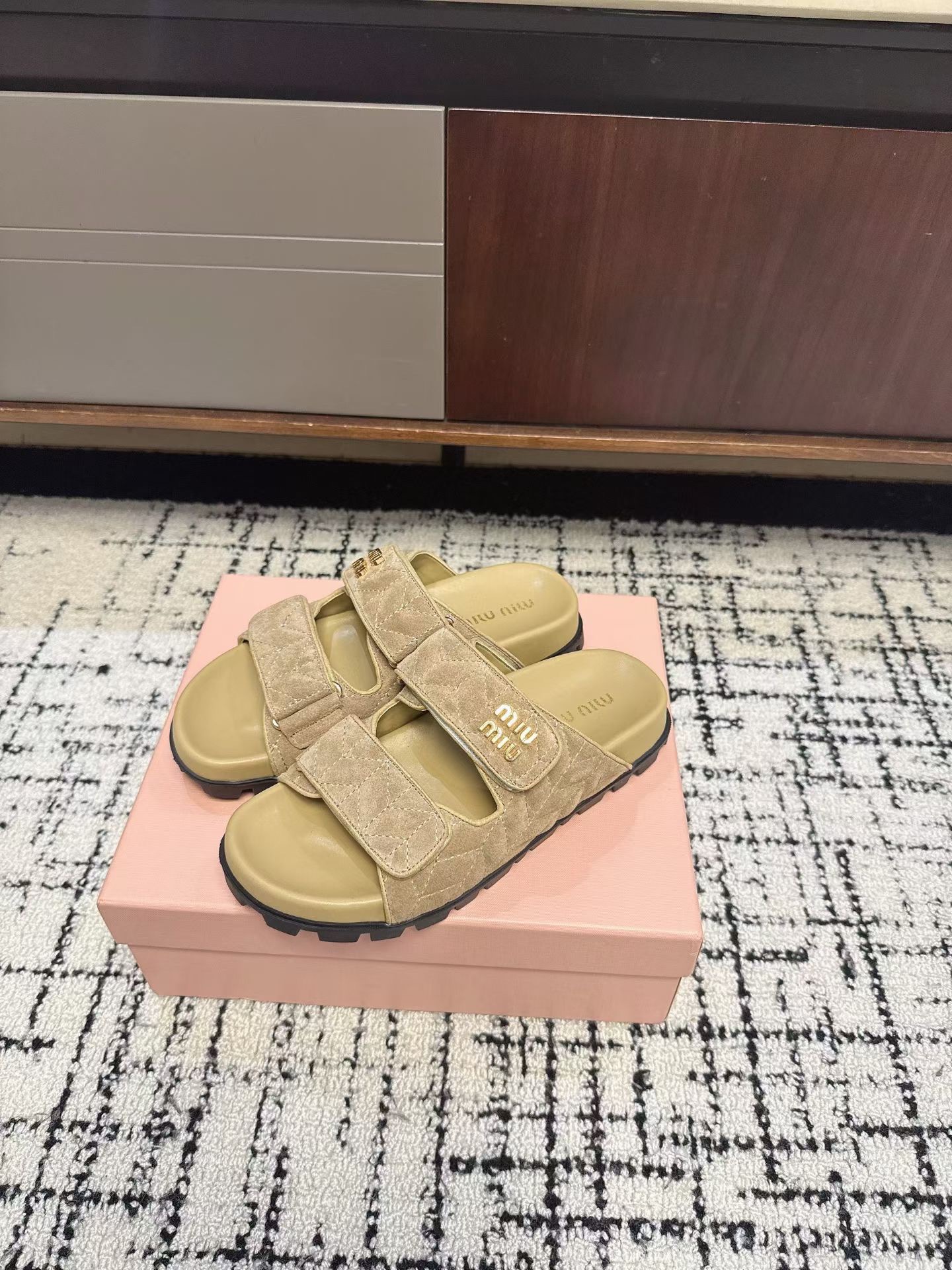 Шлёпанцы женские в стиле Miu Miu бежевого цвета