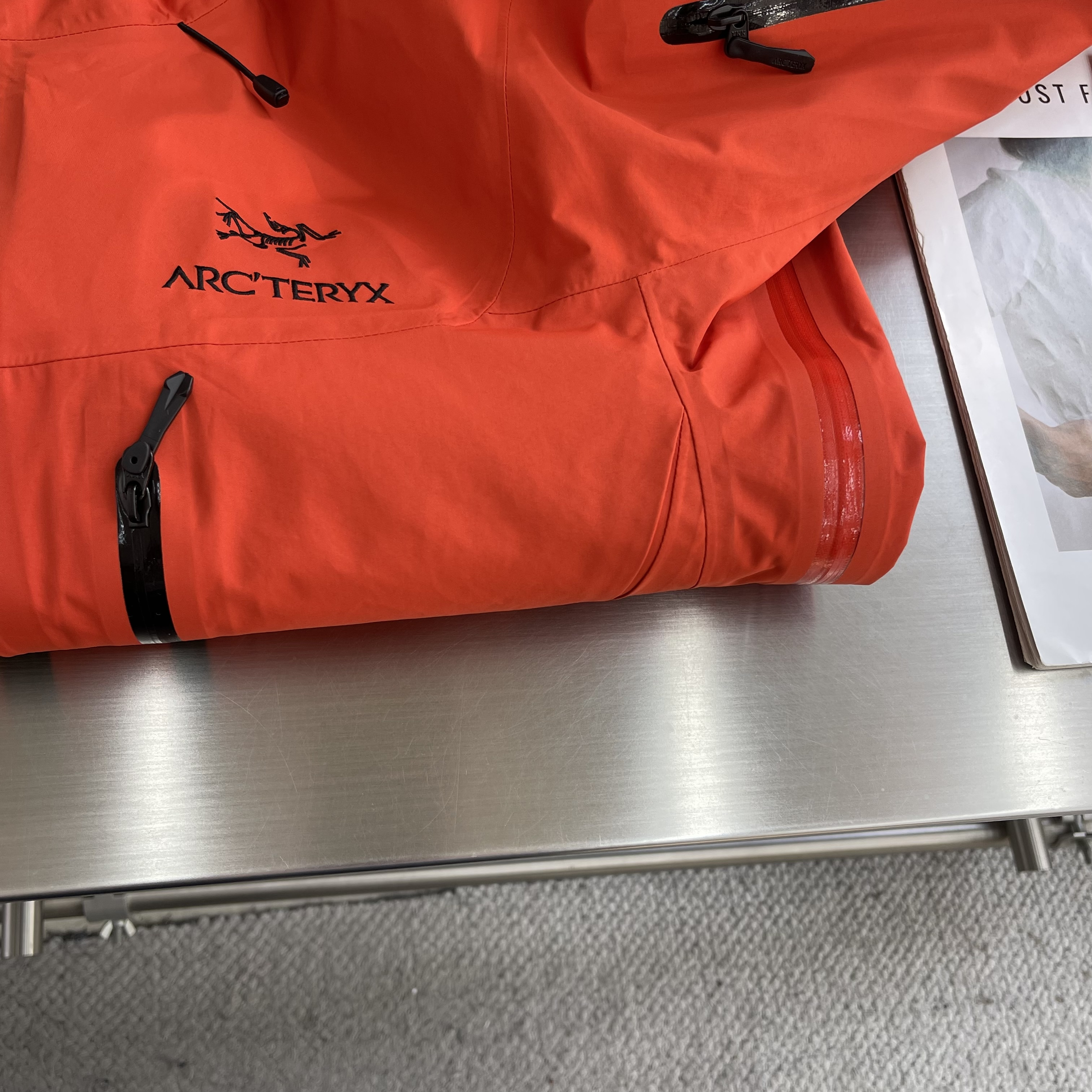 Куртка унисекс в стиле Arc’teryx Alpha SV  красного цвета