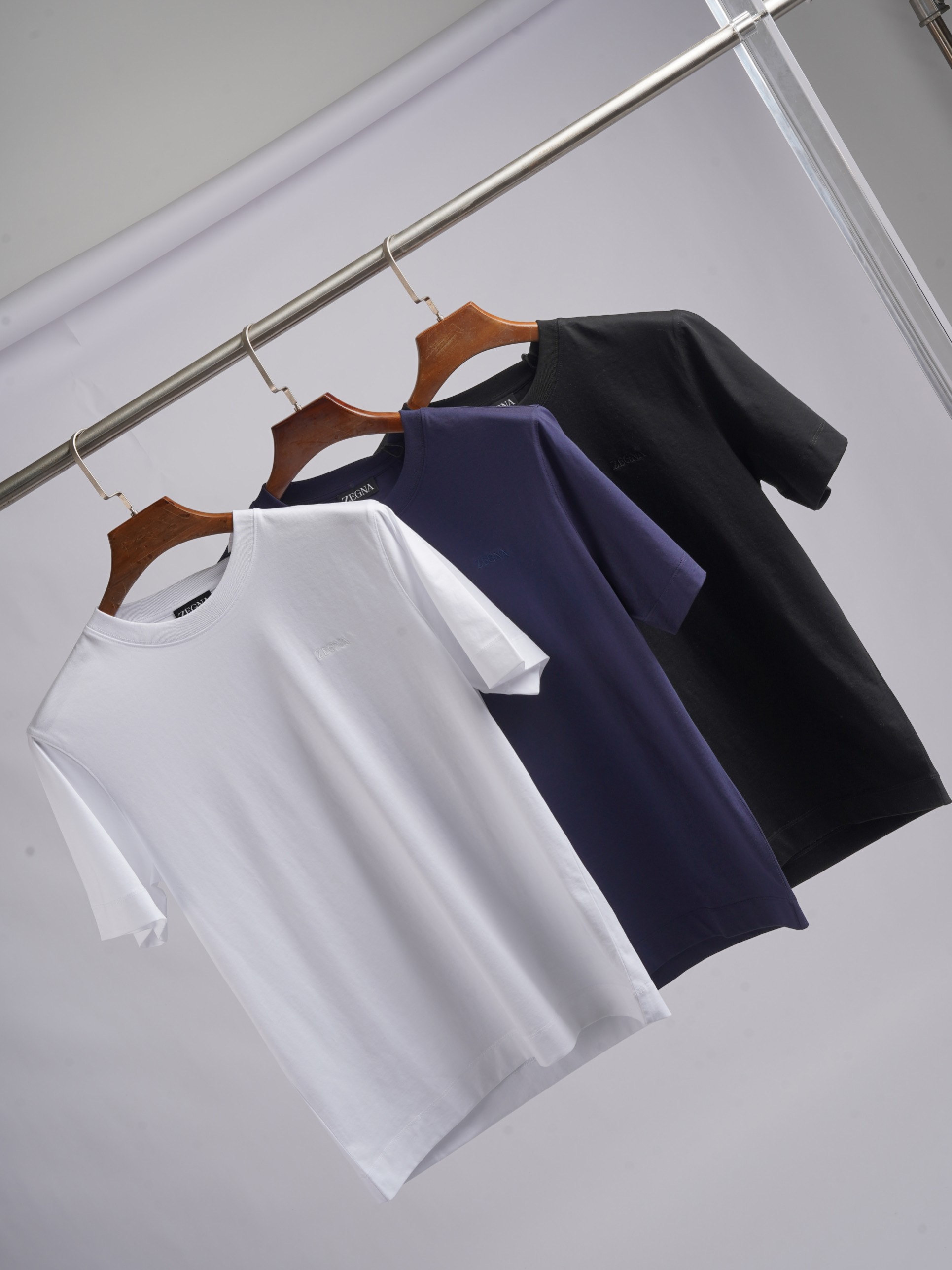 Футболка мужская в стиле Zegna из хлопка с вышивкой в тон чёрного цвета