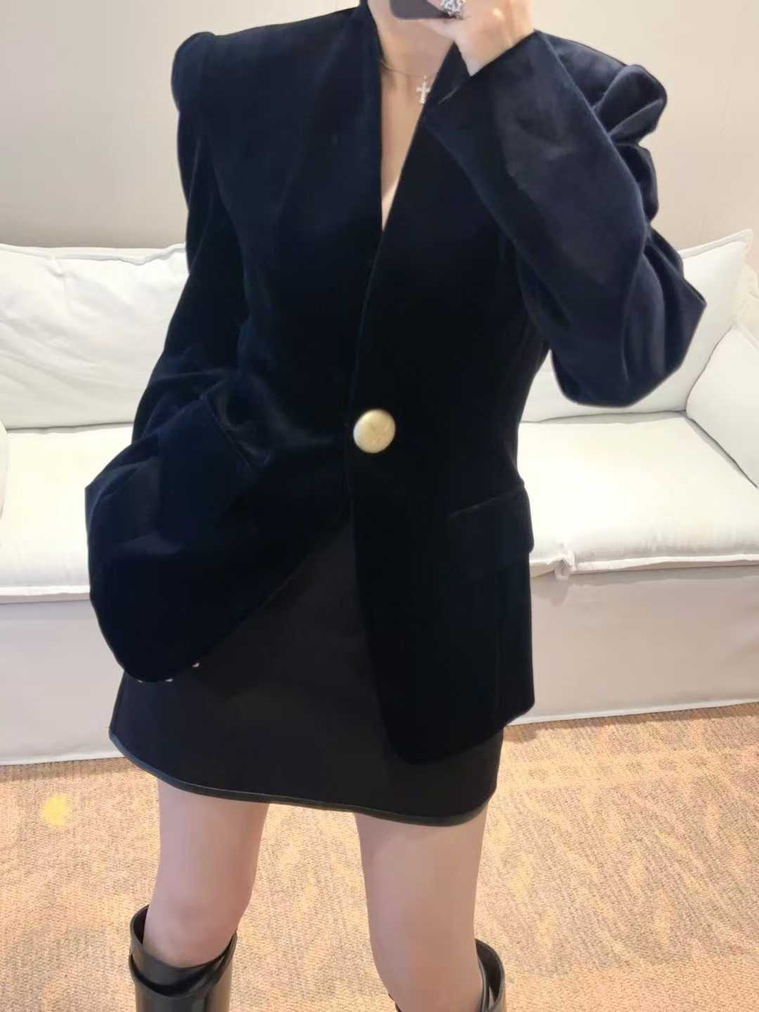 Пиджак женский в стиле Balmain из бархатной ткани тёмно-синего цвета с золотистой пуговицей