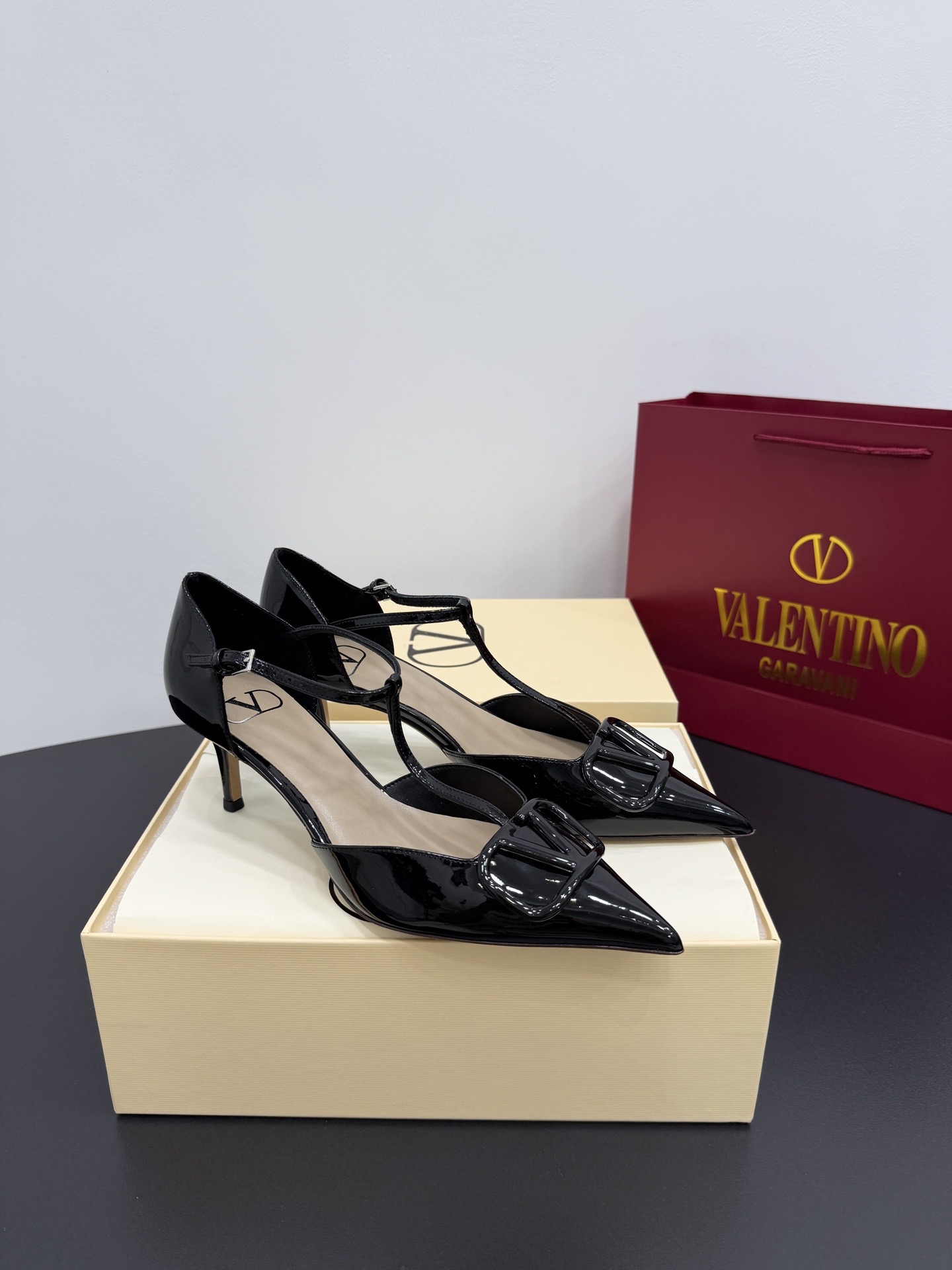 Туфли женские в стиле Valentino VLogo из лаковой натуральной кожи чёрного цвета