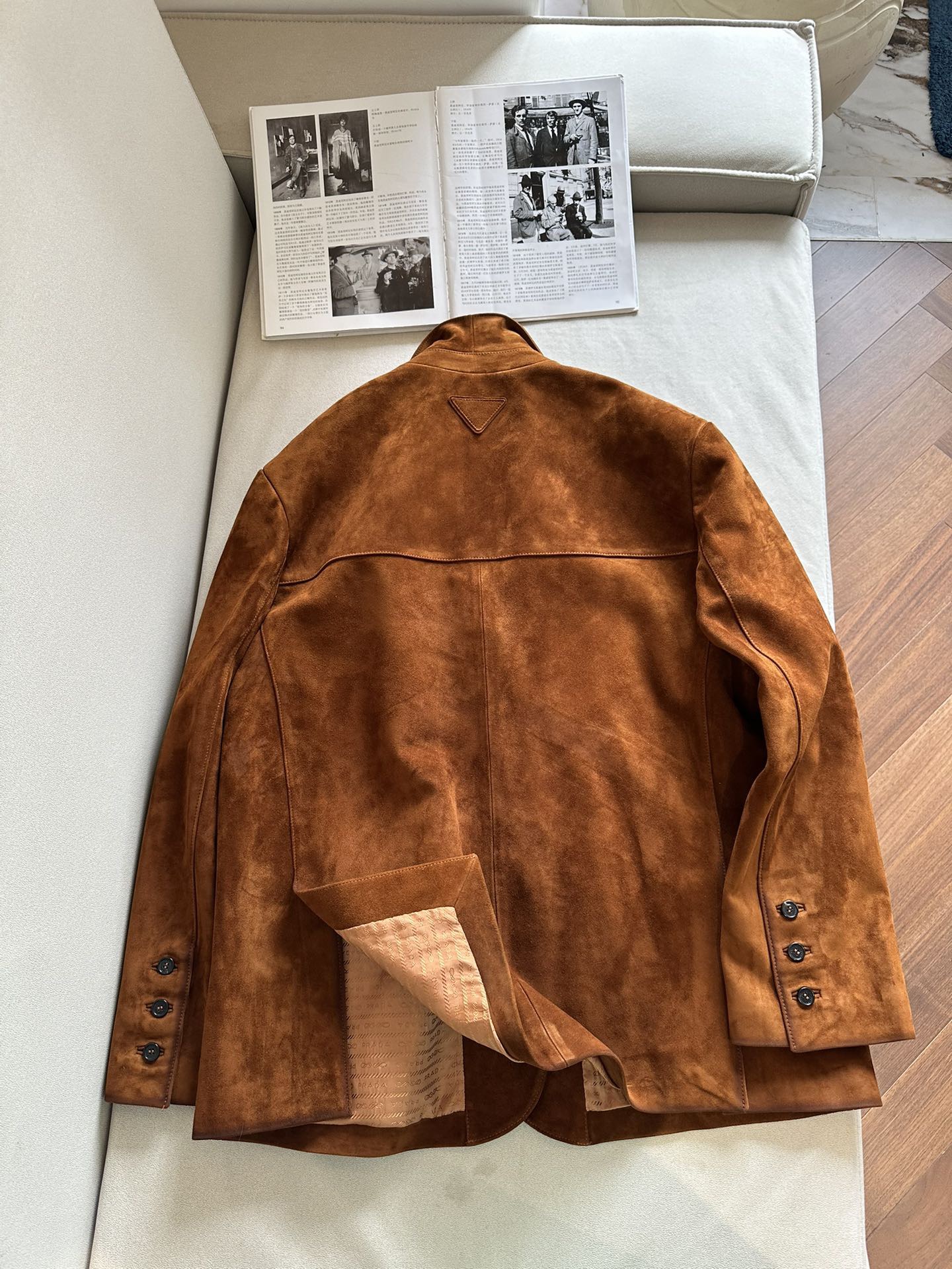 Куртка женская в стиле Prada из натуральной замши коричневого цвета с классическим кроем