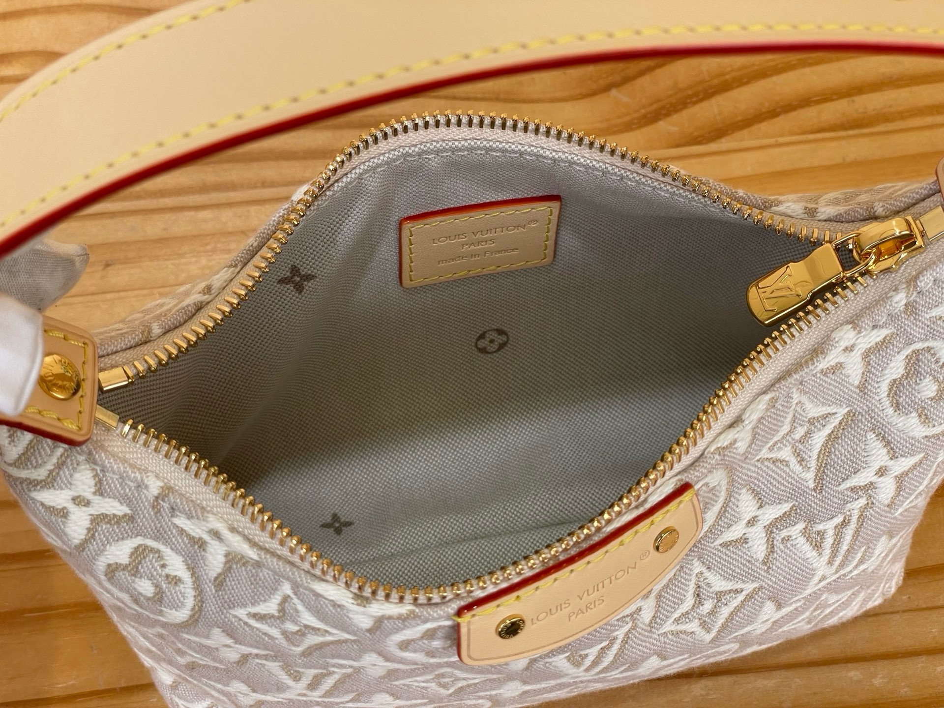 Сумка женская Louis Vuitton Pochette Hills бело-бежевого цвета