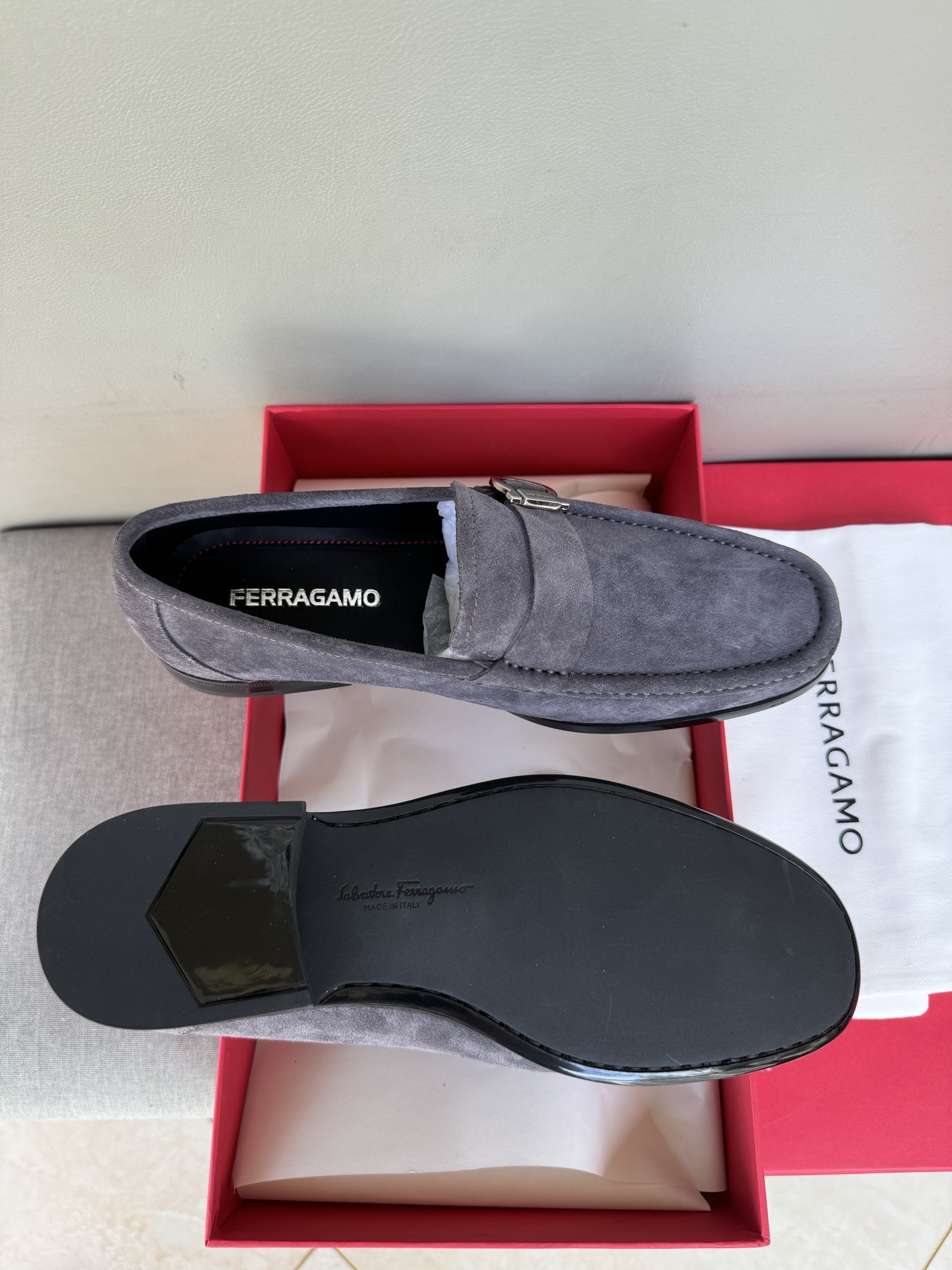 Лоферы мужские в стиле Ferragamo Gancini из натуральной замши серого цвета