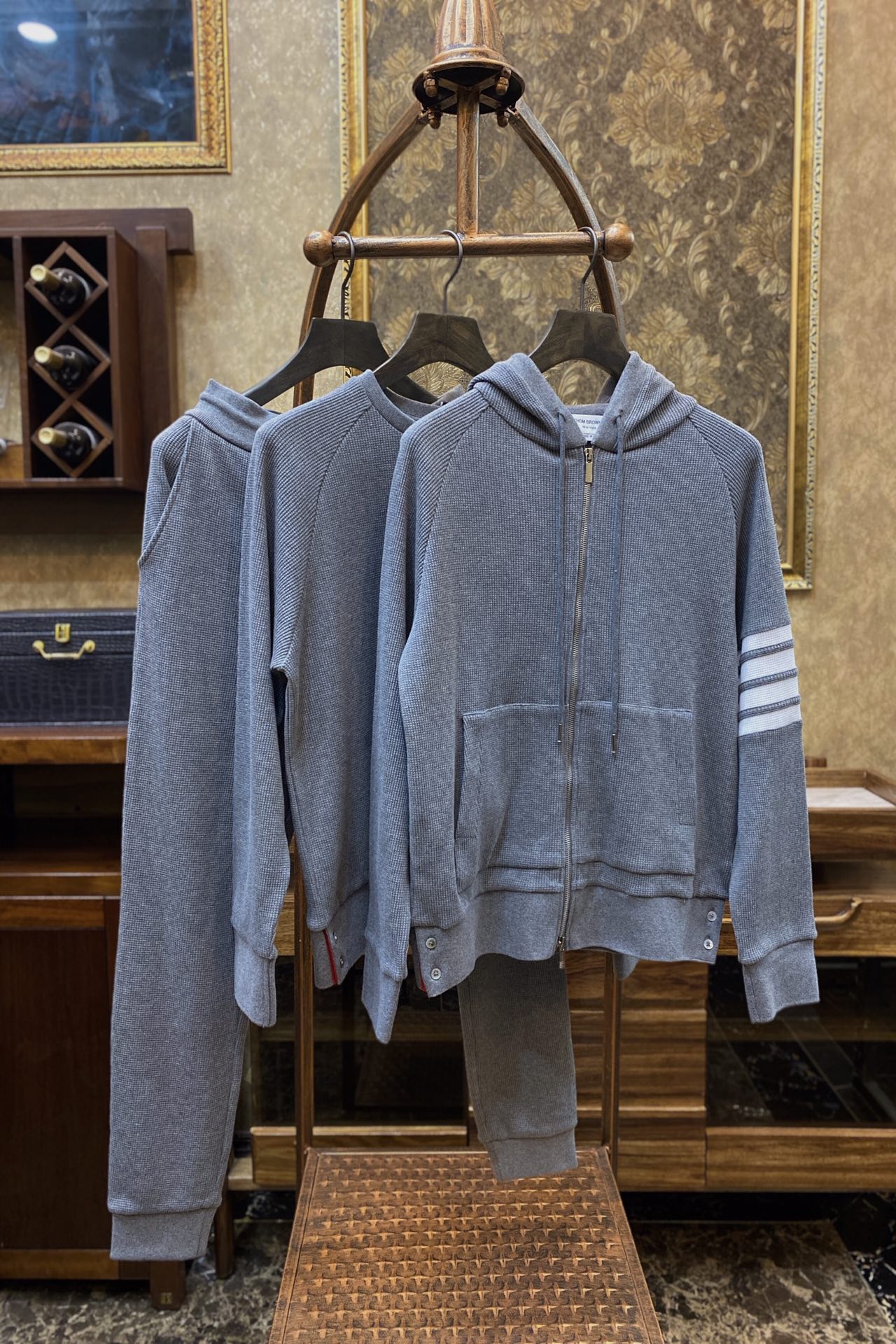 Костюм мужской в стиле Thom Browne спортивный серого цвета (худи на молнии / свитшот + брюки)