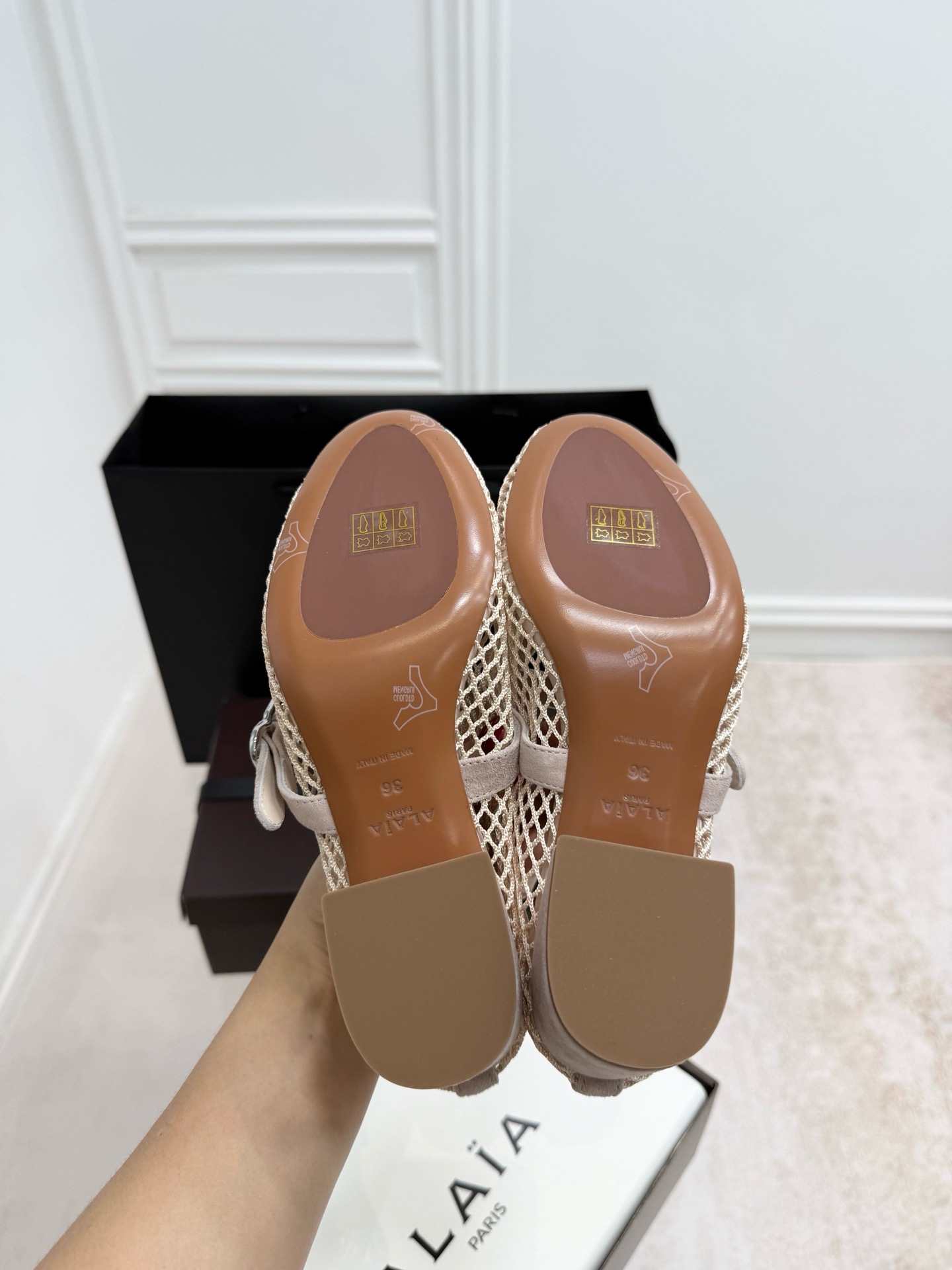Туфли женские Alaïa бежевого цвета