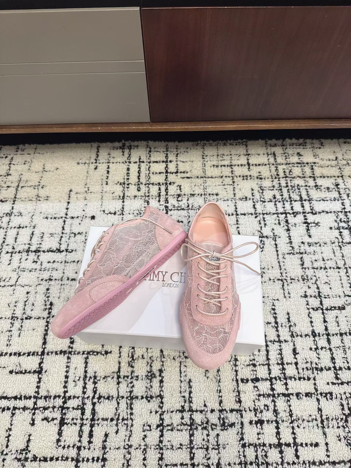 Кроссовки женские в стиле Jimmy Choo розового цвета
