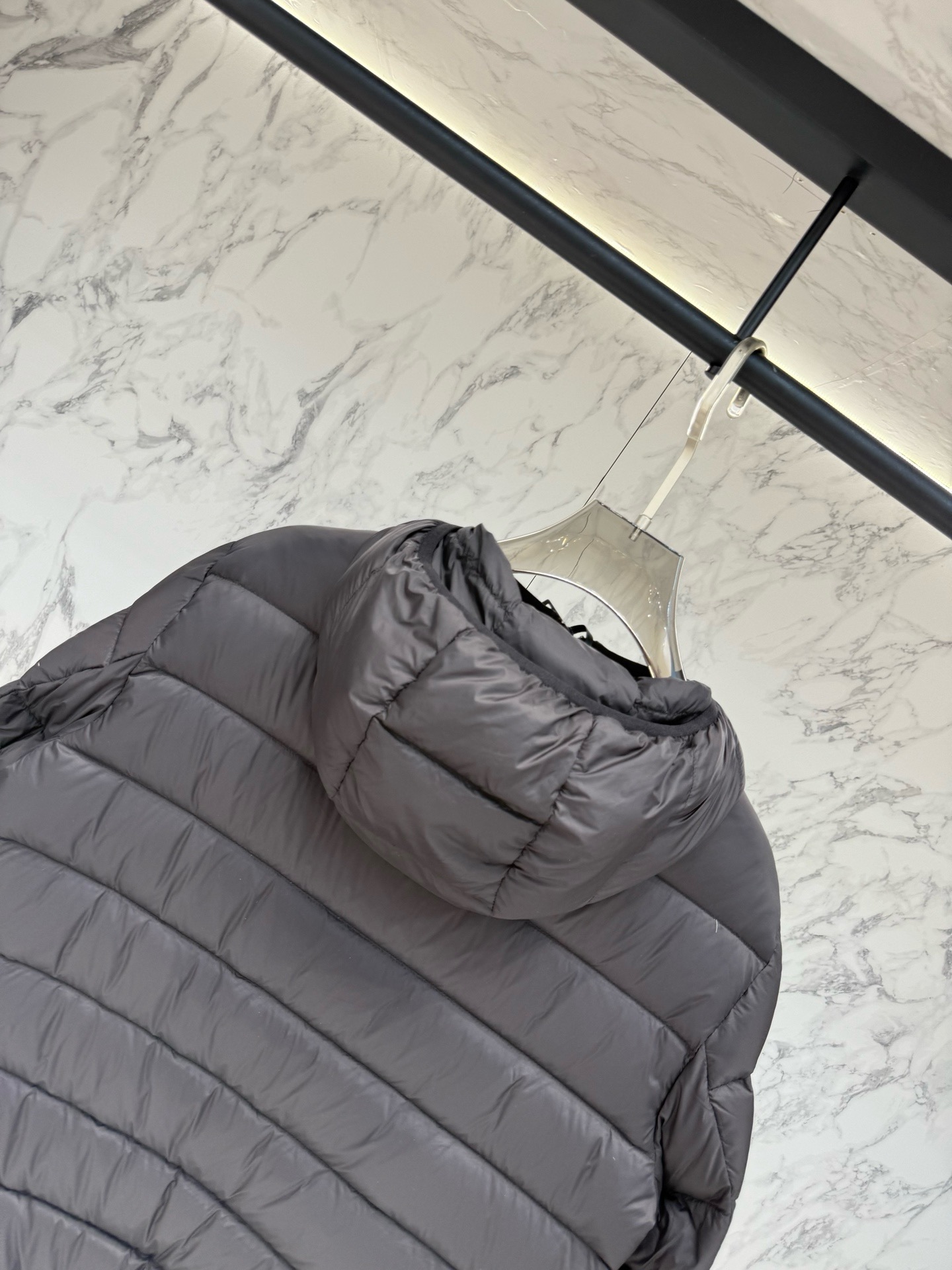Пуховик мужской Moncler из нейлона графитового цвета с капюшоном и натуральным пухом