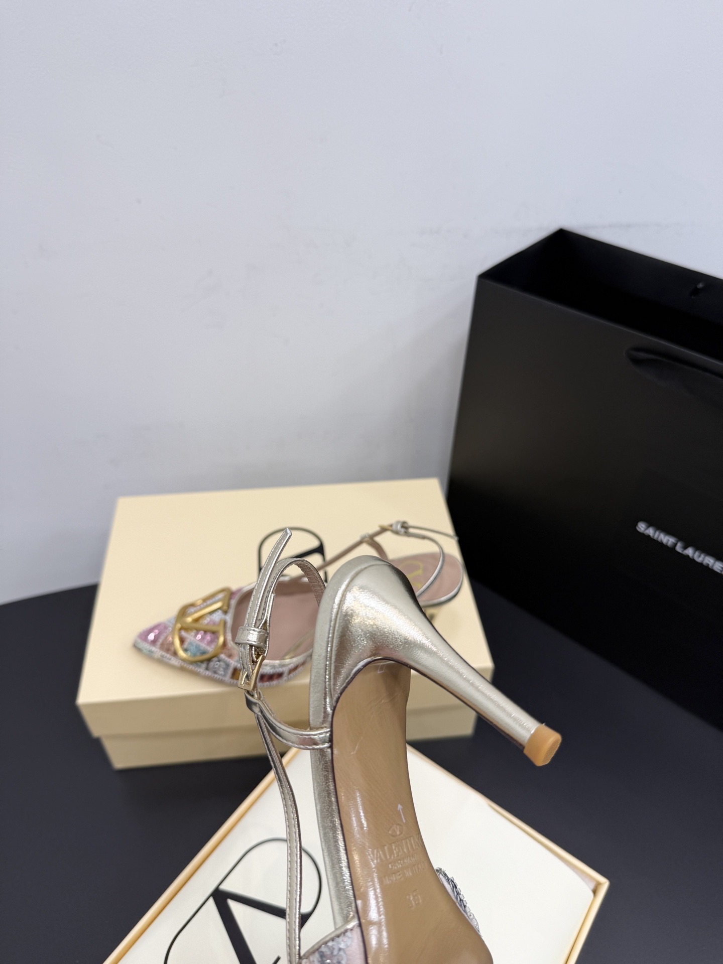 Туфли женские в стиле Valentino VLogo из текстиля с декором из камней и натуральной кожи бежевого цвета