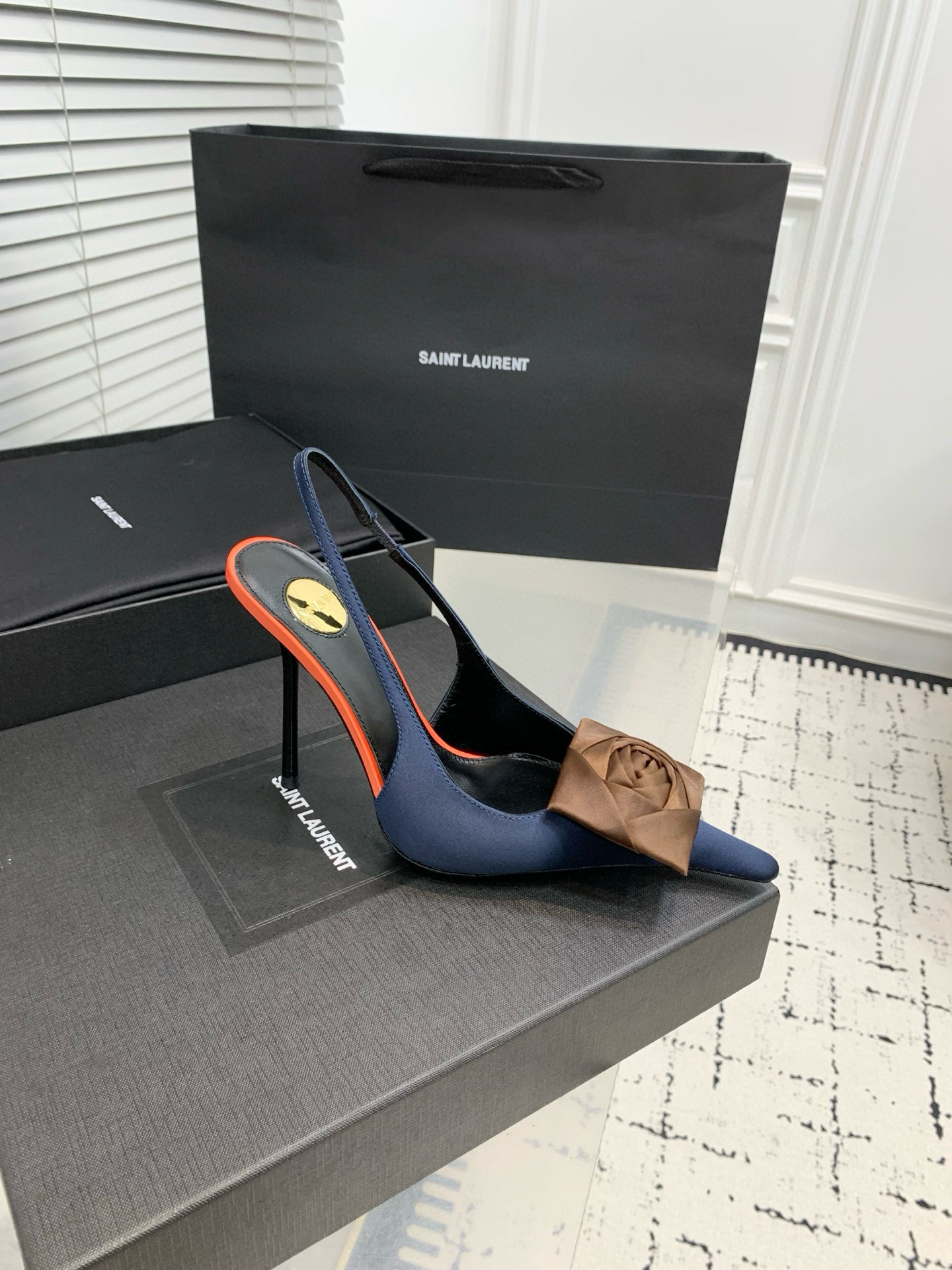 Туфли женские Saint Laurent с цветком slingback тёмно-синего цвета с бежевым декором