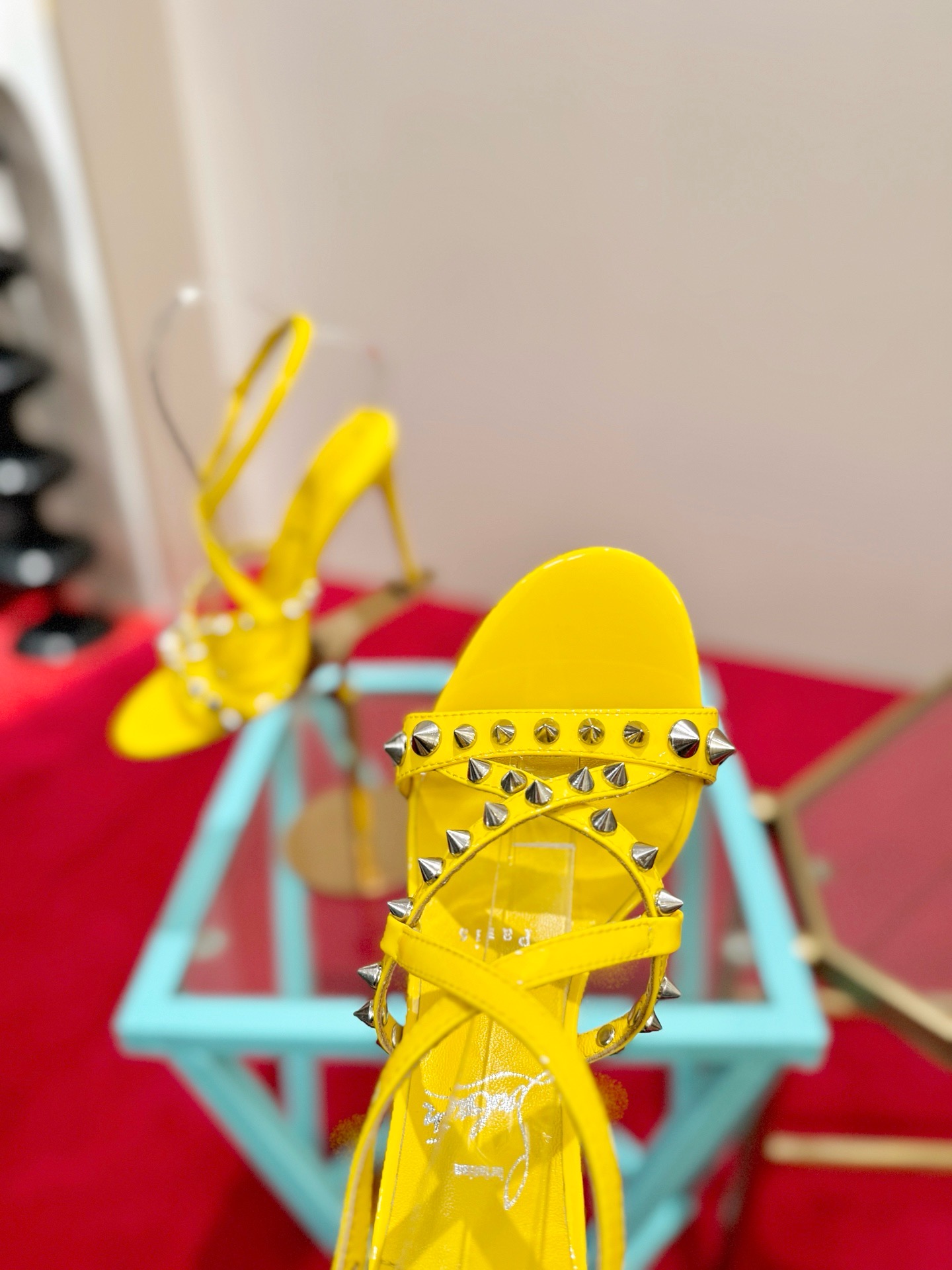 Босоножки женские в стиле Christian Louboutin So Kate желтого цвета