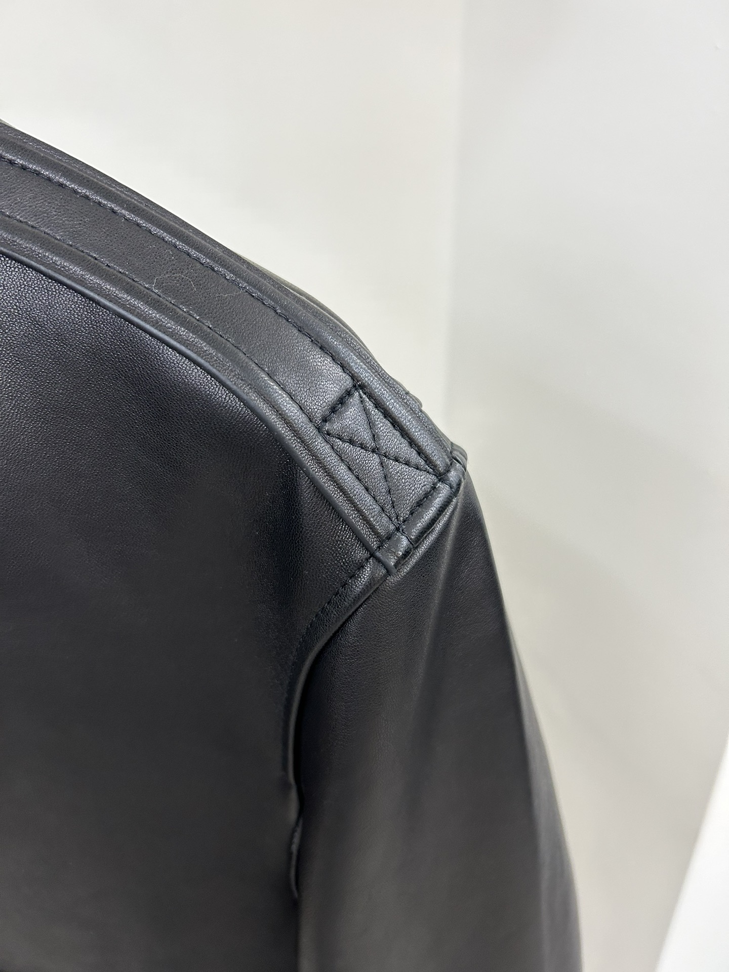 Куртка мужская в стиле Berluti из натуральной кожи тёмно-коричневого цвета классическая