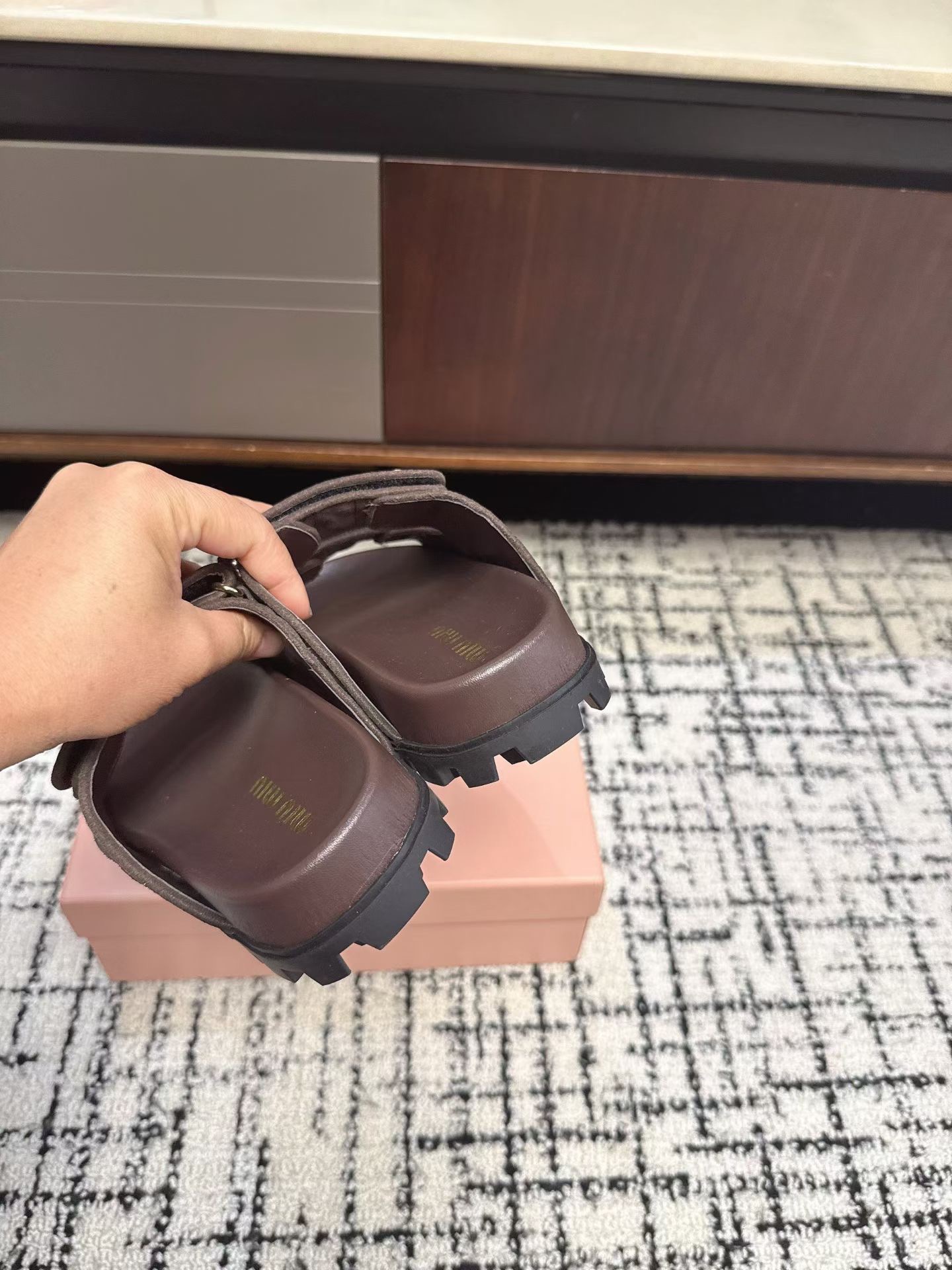 Шлёпанцы женские в стиле Miu Miu коричневого цвета