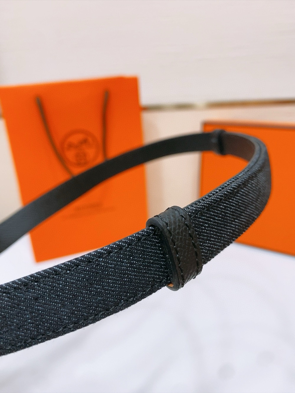 Ремень женский в стиле Hermès Kelly из кожи Epsom чёрного цвета с золотой пряжкой шириной 1.8 см