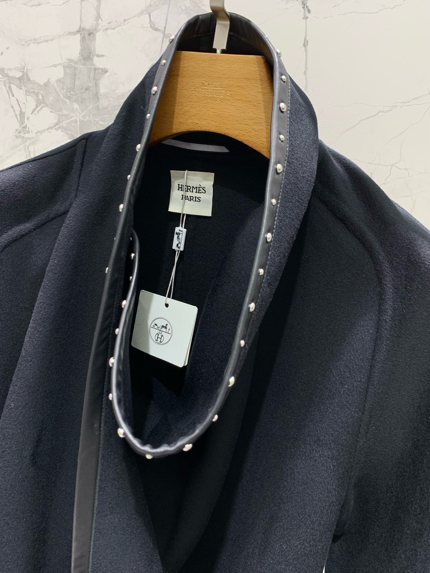 Пальто женское в стиле Hermès из шерсти с кожаными вставками и заклёпками