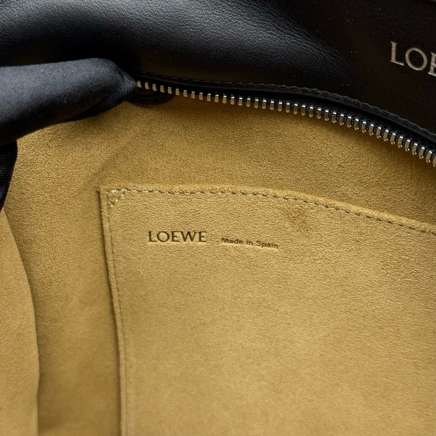 Сумка Loewe Amazona 180 чёрного цвета