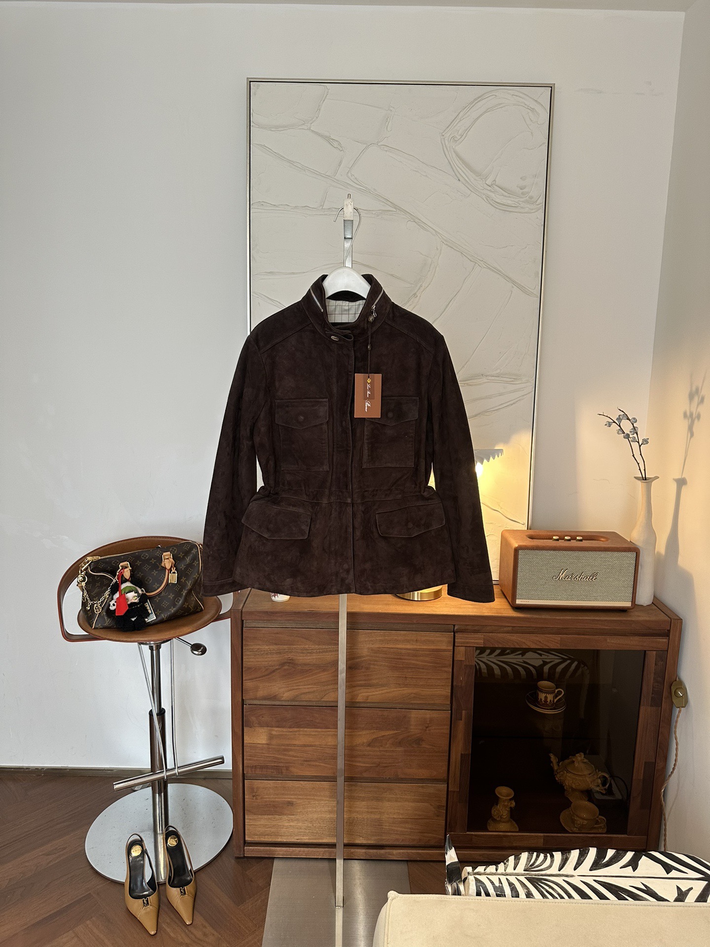 Куртка женская в стиле Loro Piana из натуральной замши тёмно-коричневого цвета с поясом