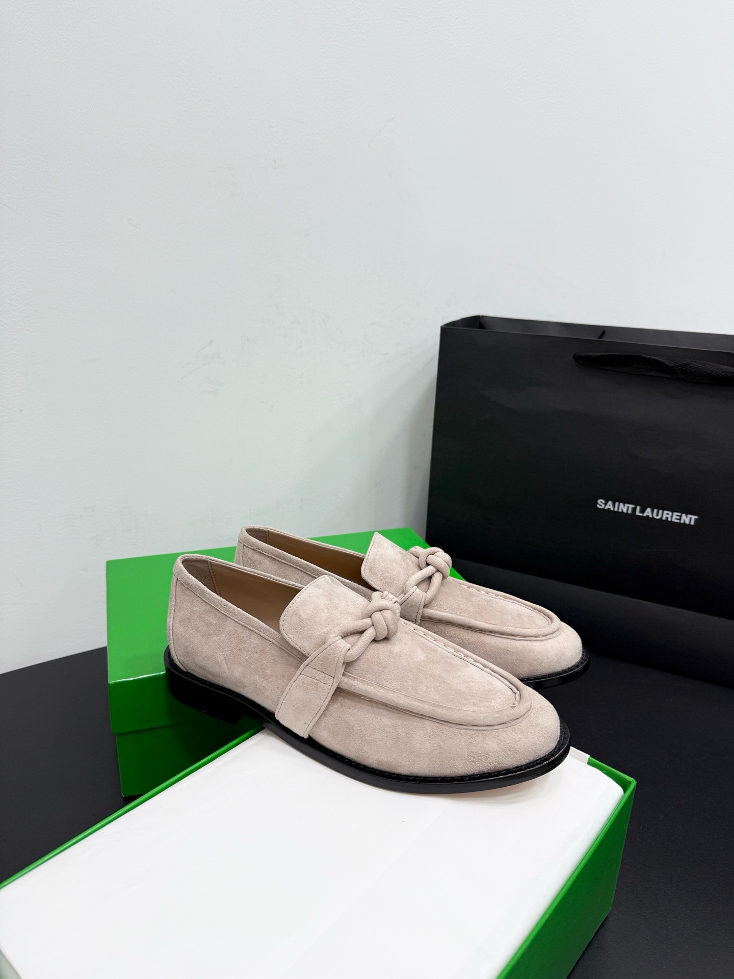 Лоферы женские в стиле Bottega Veneta Astaire из натуральной замши бежевого цвета