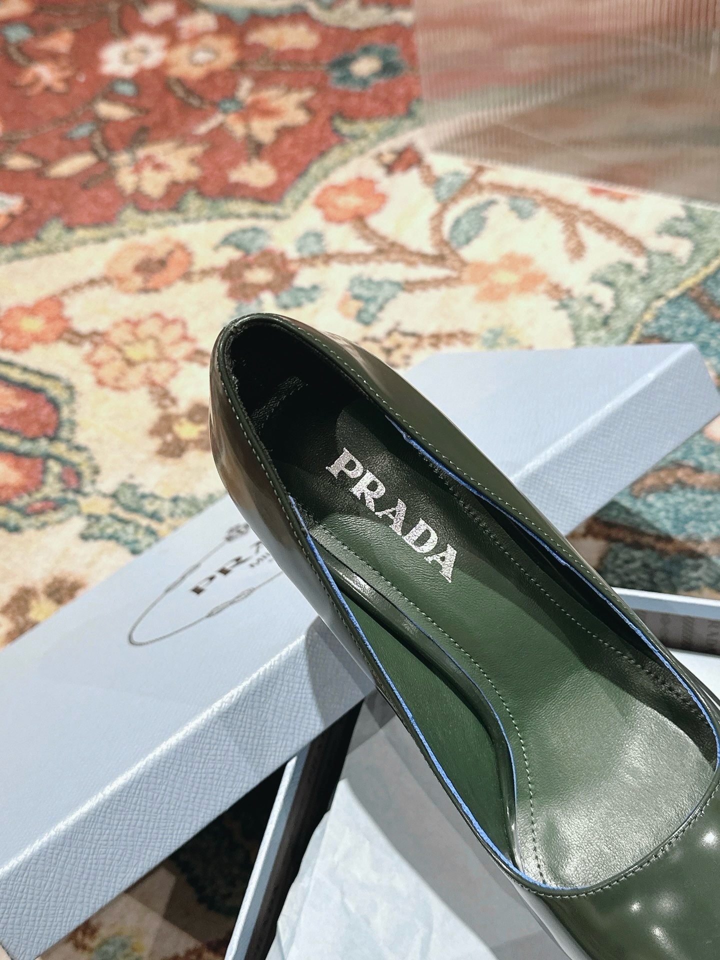 Туфли женские Prada на высоком устойчивом каблуке зелёного цвета
