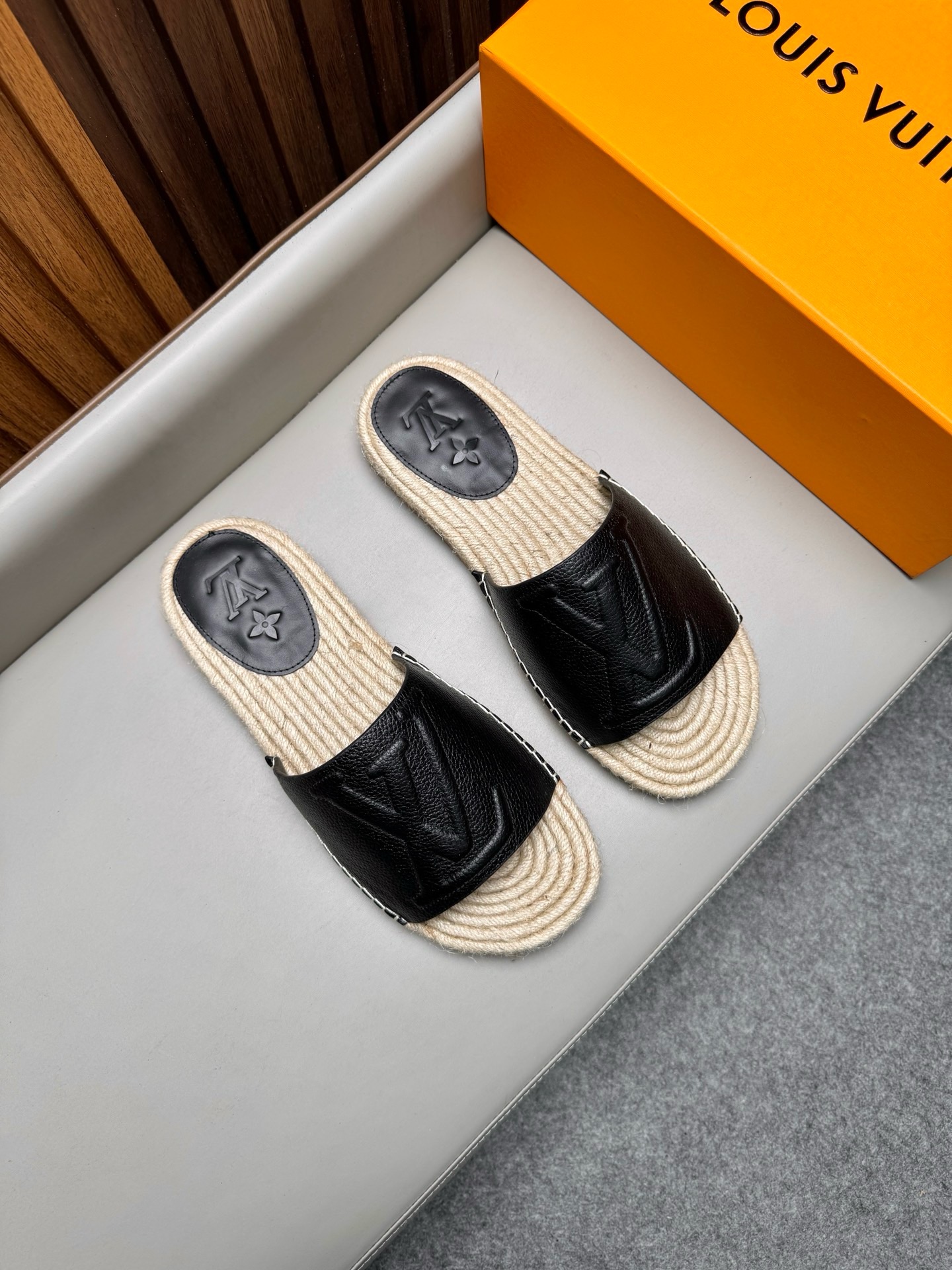 Шлёпанцы мужские в стиле Louis Vuitton черного цвета