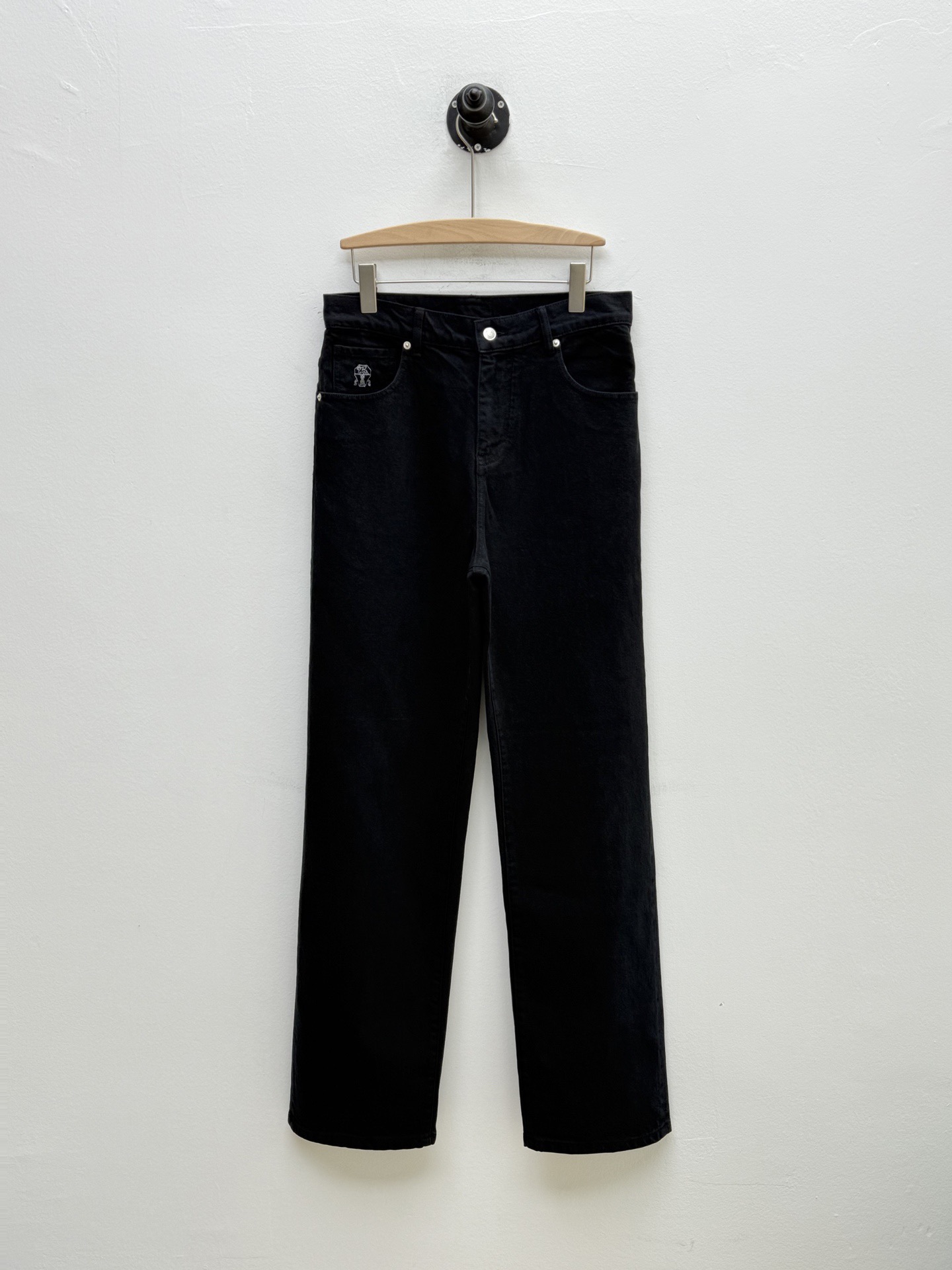 Джинсы мужские в стиле Zegna чёрного цвета с вышитым логотипом