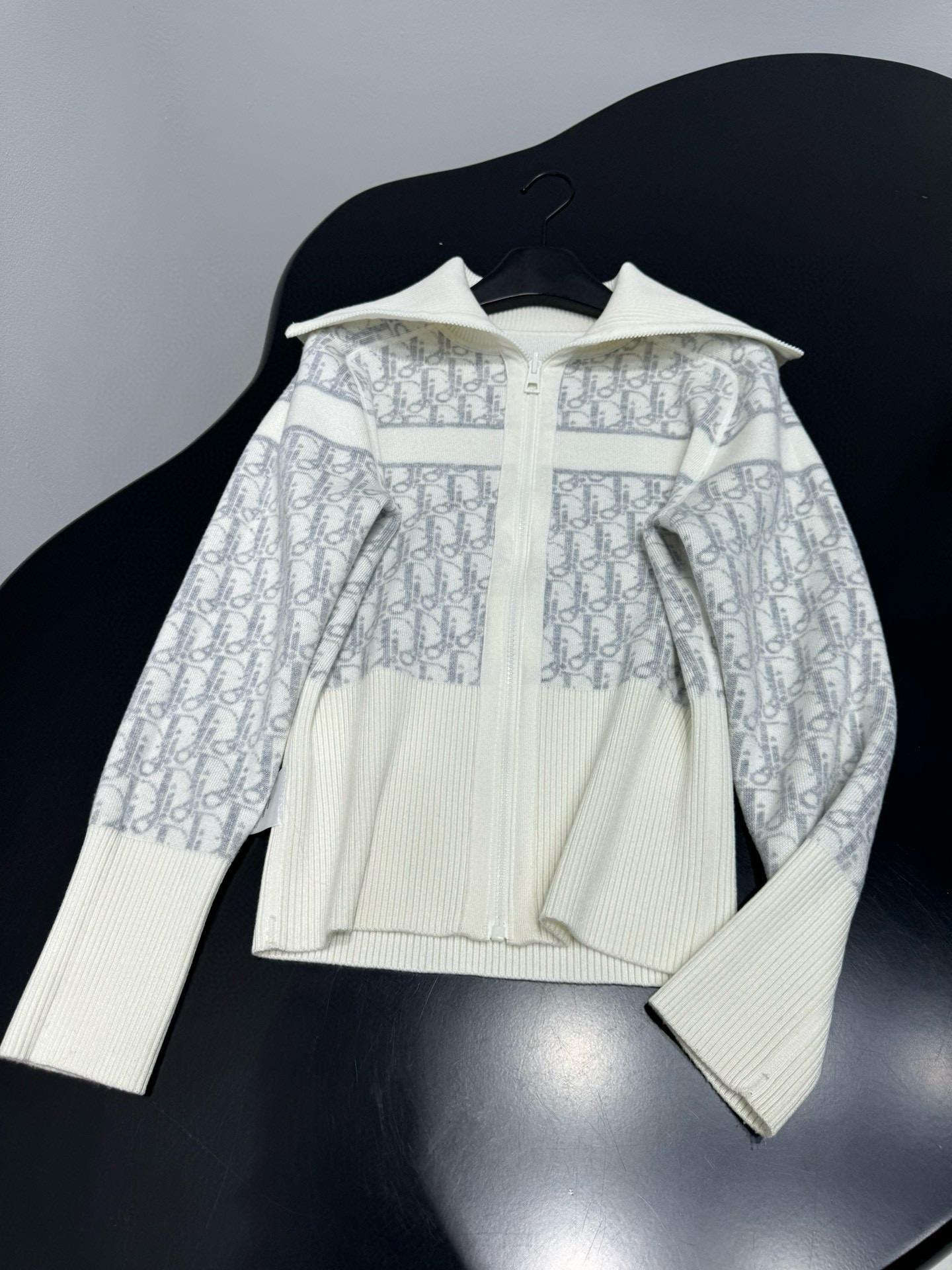 Кофта женская в стиле Dior из шерстяного трикотажа молочного цвета с жаккардовым узором