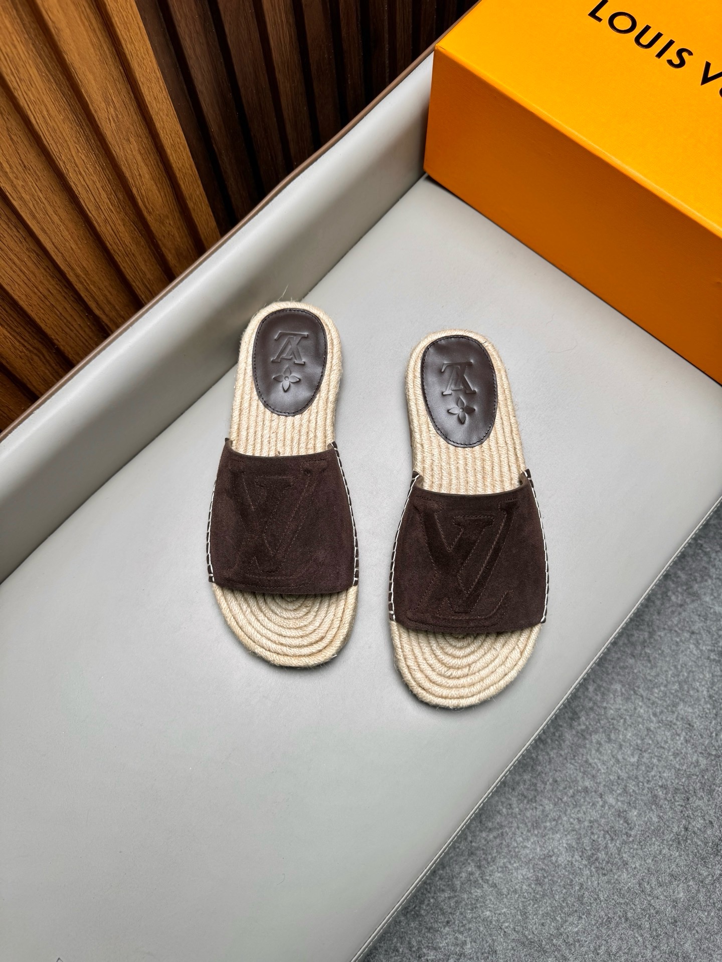 Шлёпанцы мужские в стиле Louis Vuitton коричневого цвета