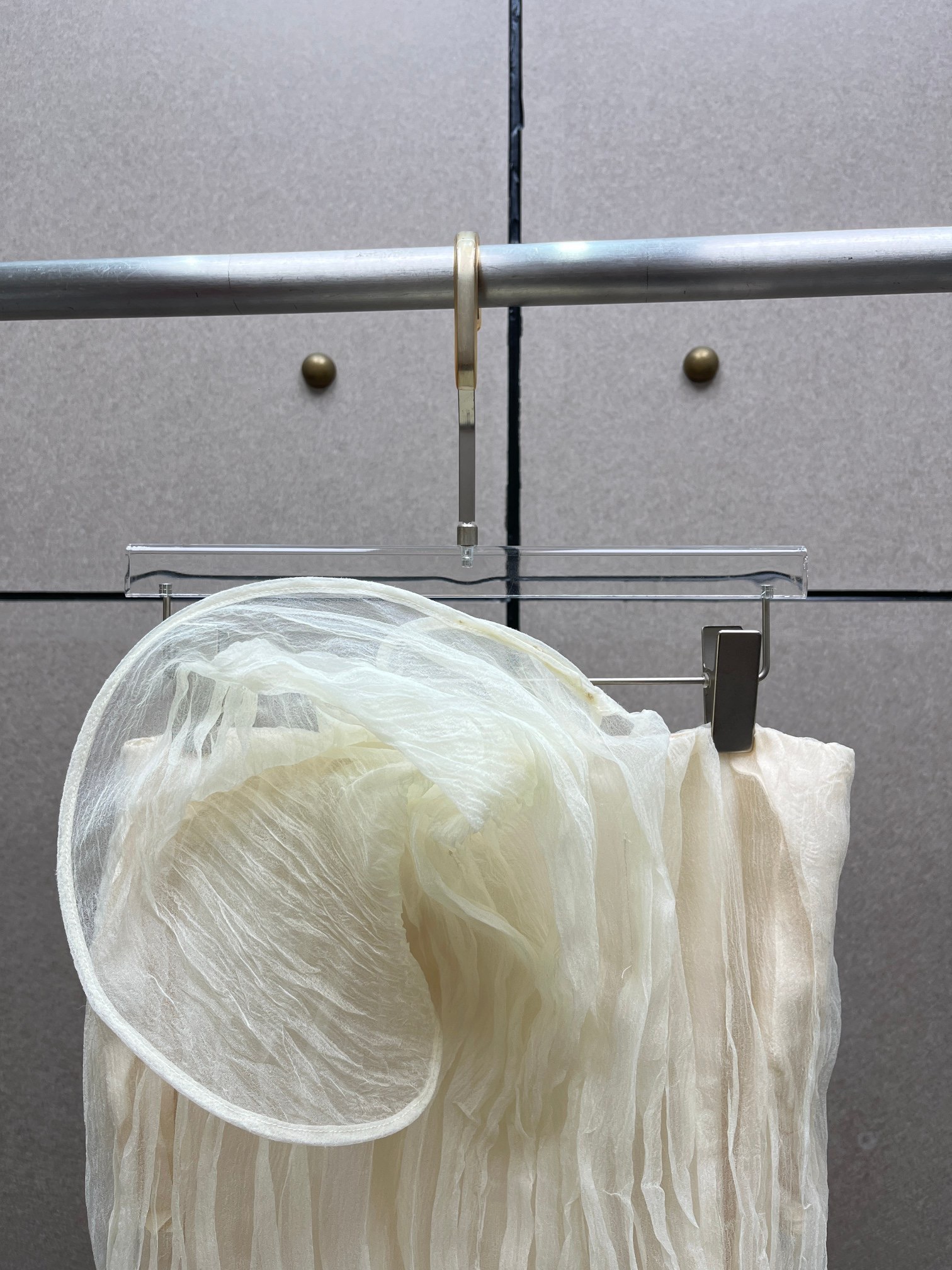 Комплект женский из органзы молочного цвета: топ с драпировкой и юбка миди с плиссировкой