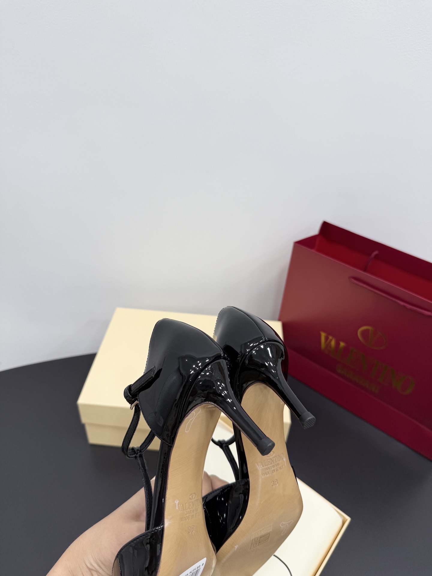 Туфли женские в стиле Valentino VLogo из лаковой натуральной кожи чёрного цвета