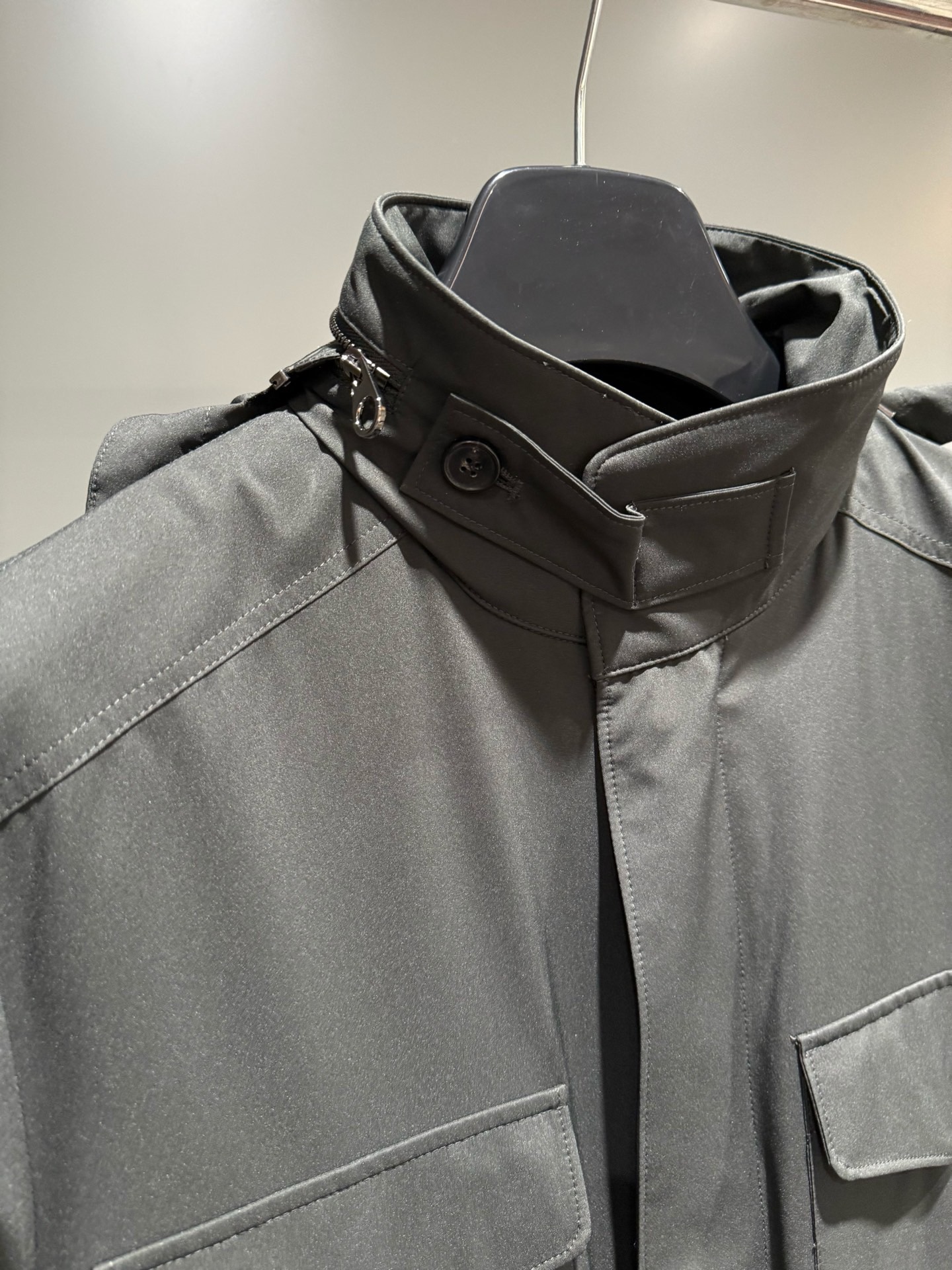 Куртка мужская в стиле Loro Piana Traveller Windmate® из технологичной ткани серого цвета с капюшоном