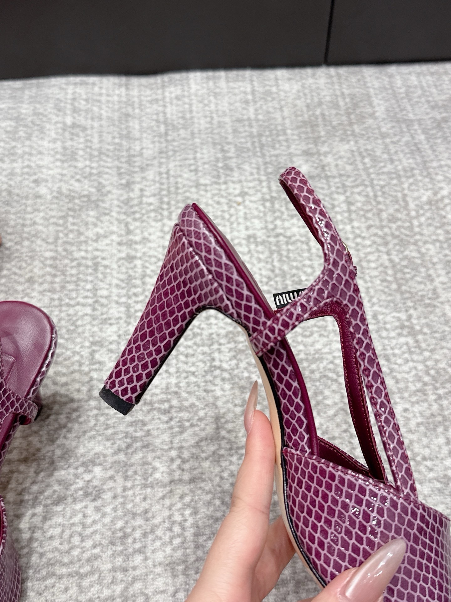 Босоножки женские Miu Miu фиолетового цвета