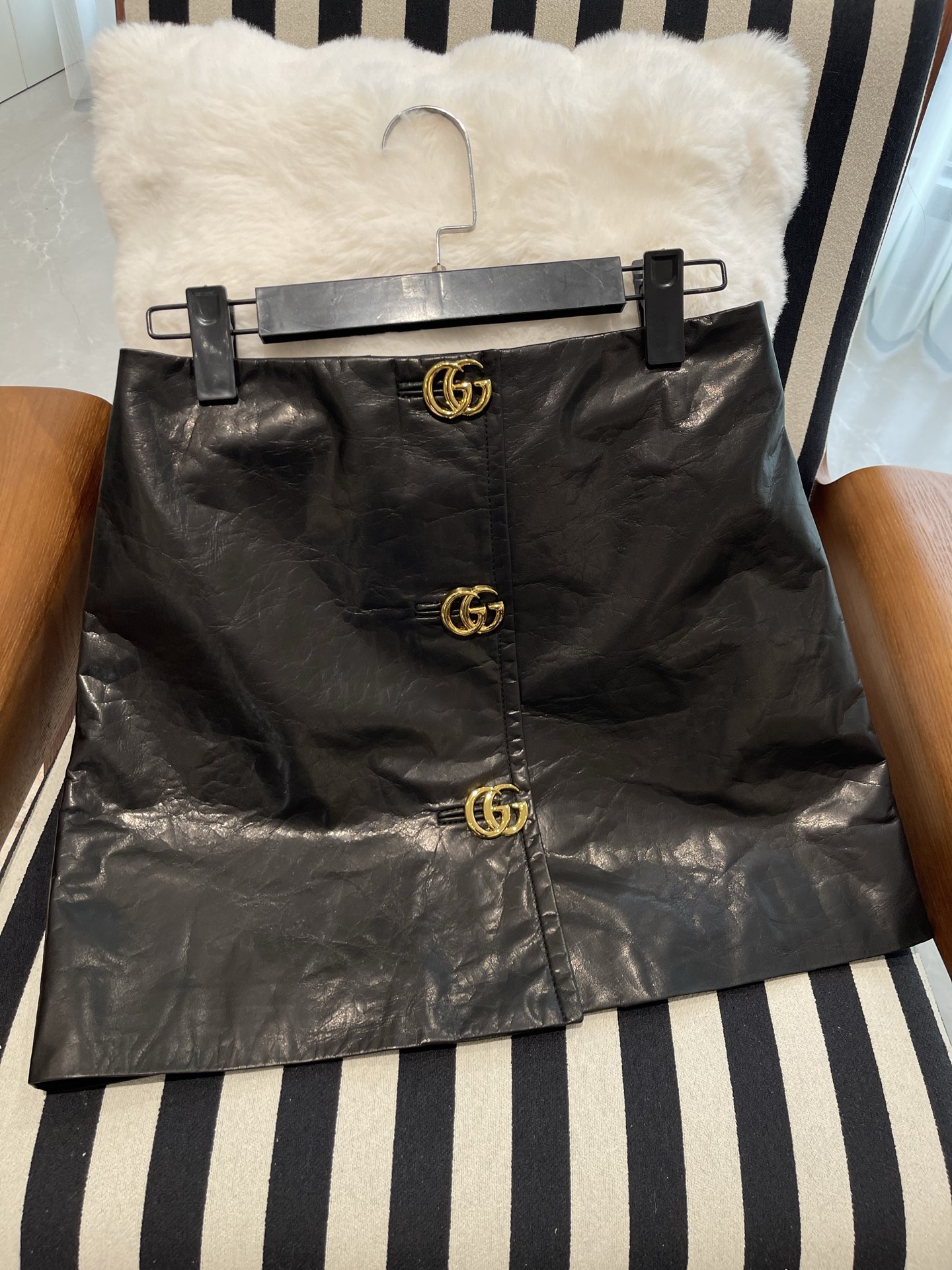 Костюм женский в стиле Gucci из натуральной кожи чёрного цвета: куртка и юбка с декоративными пуговицами