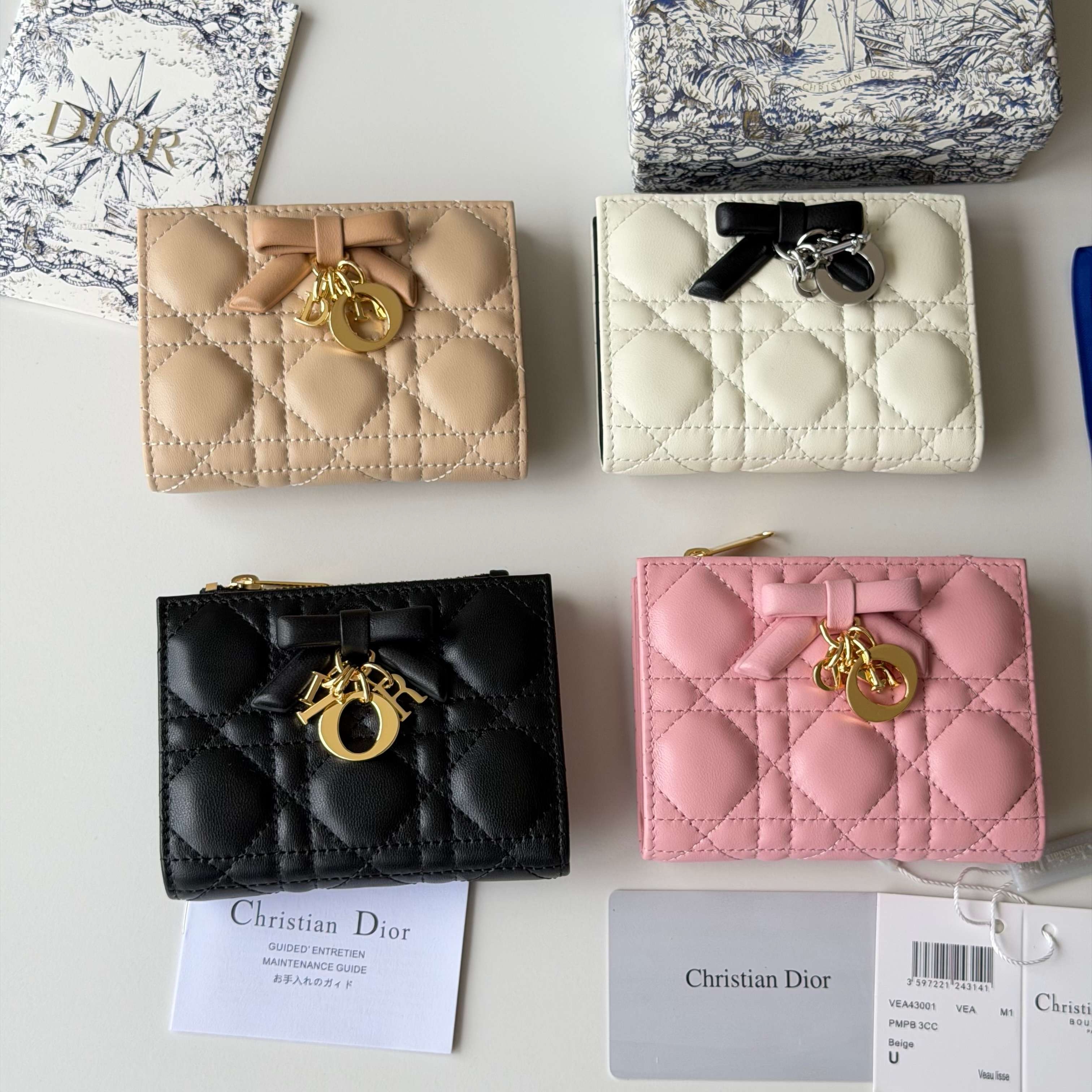 Кошелёк женский Dior бежевого цвета