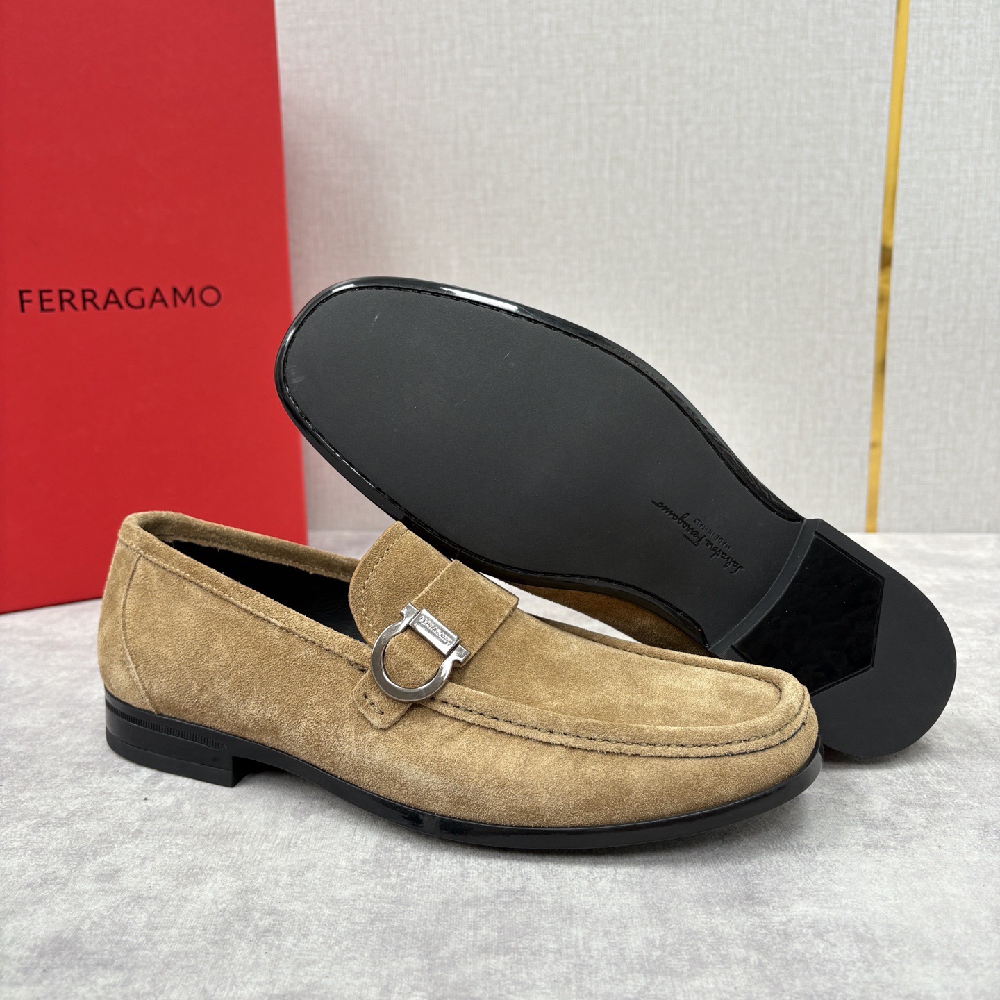 Лоферы мужские в стиле Ferragamo Gancini из натуральной замши бежевого цвета