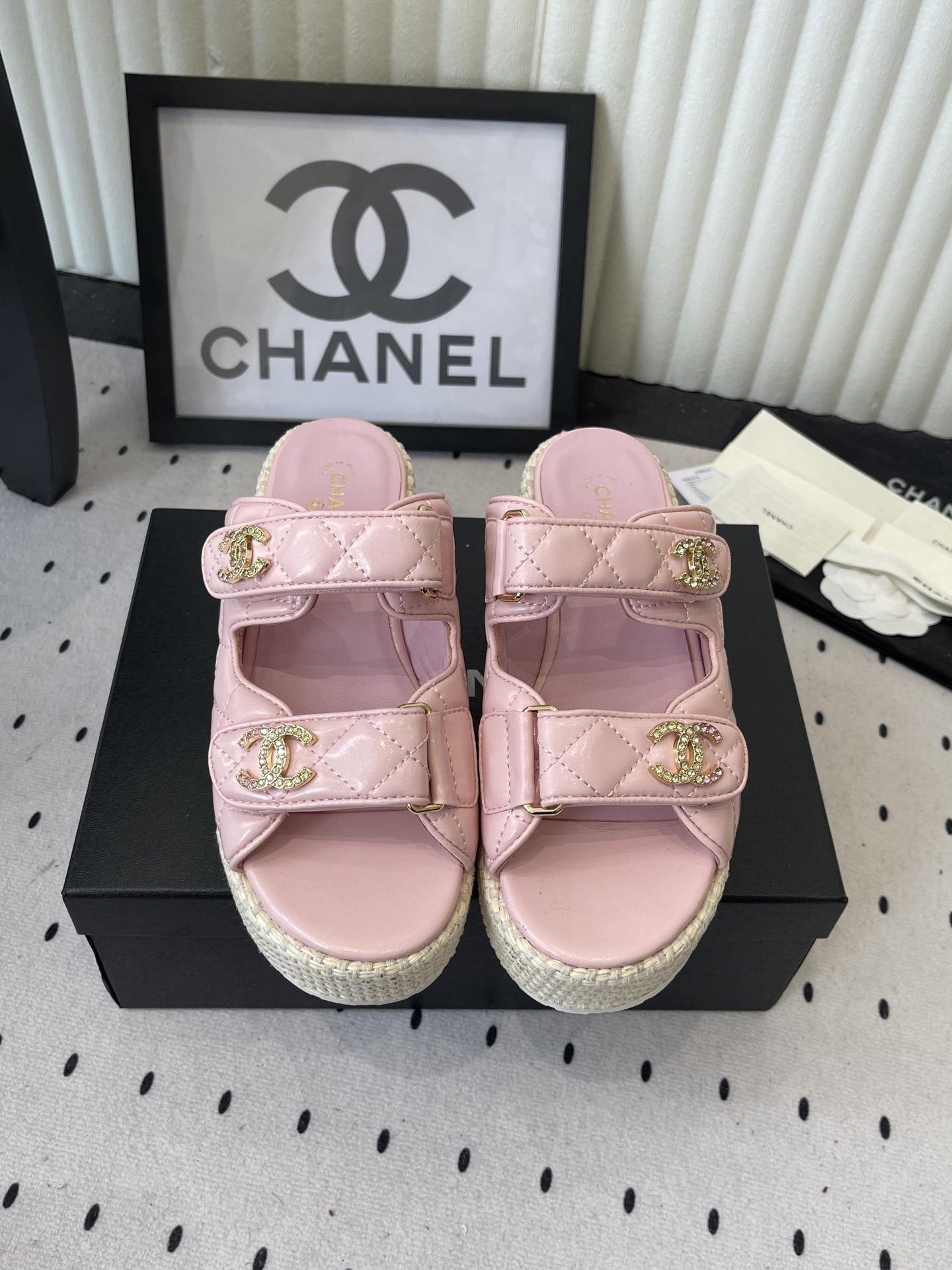 Шлёпанцы женские в стиле Chanel розового цвета на платформе