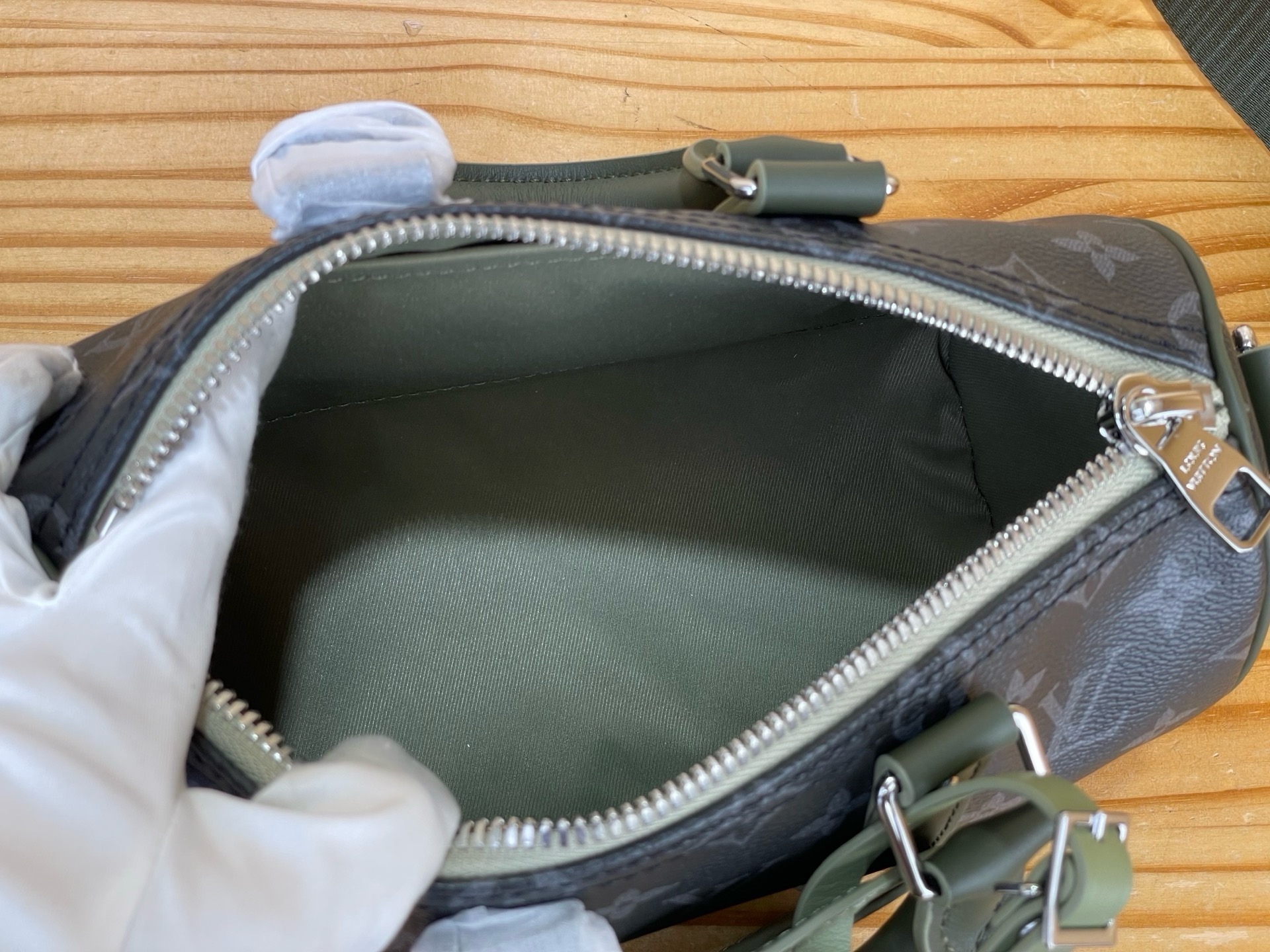 Сумка мужская Louis Vuitton Keepall Bandoulière 25 чёрно-зелёного цвета