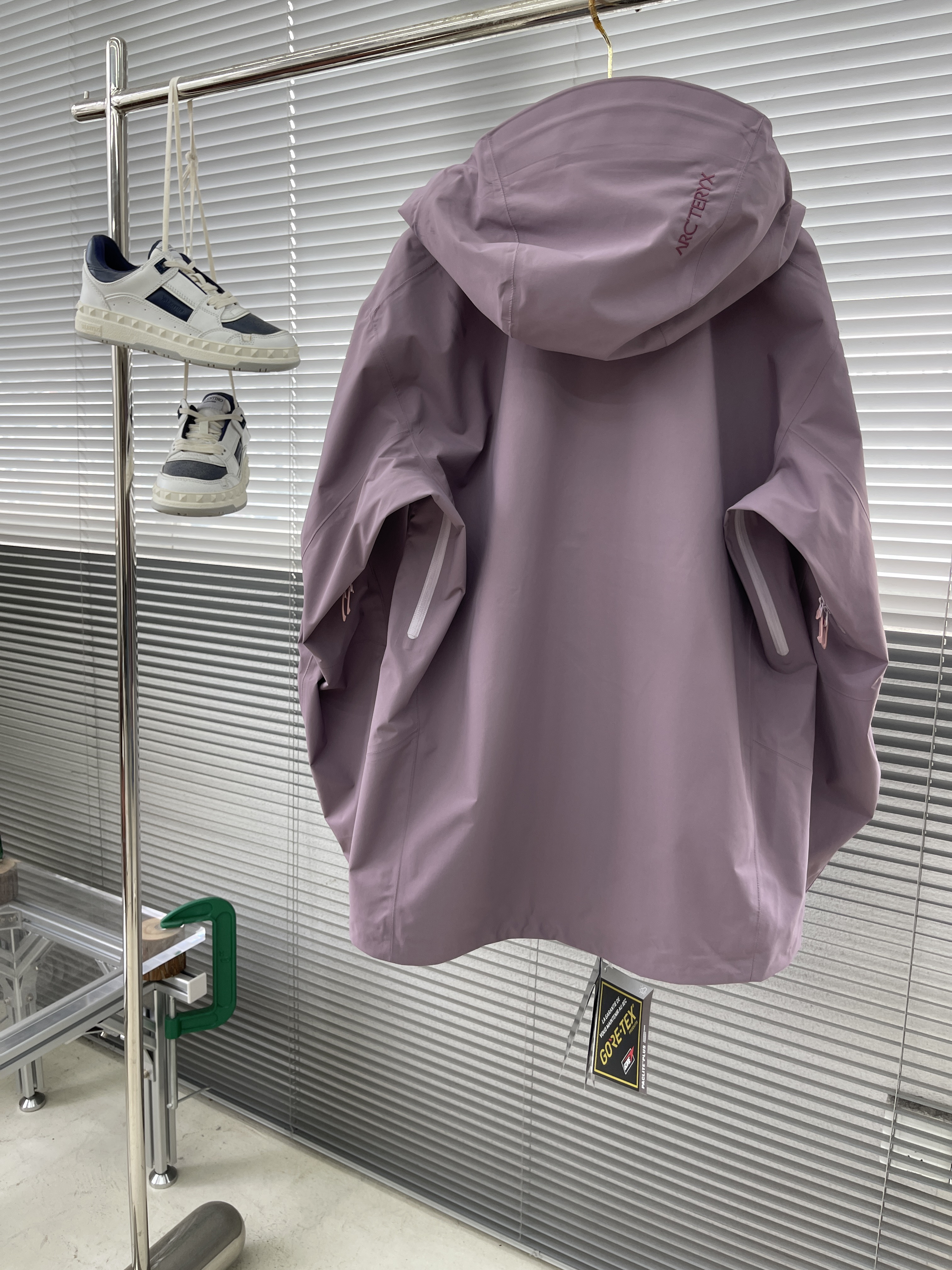 Куртка унисекс в стиле Arc'teryx Beta SL и с капюшоном пудрово-розового цвета