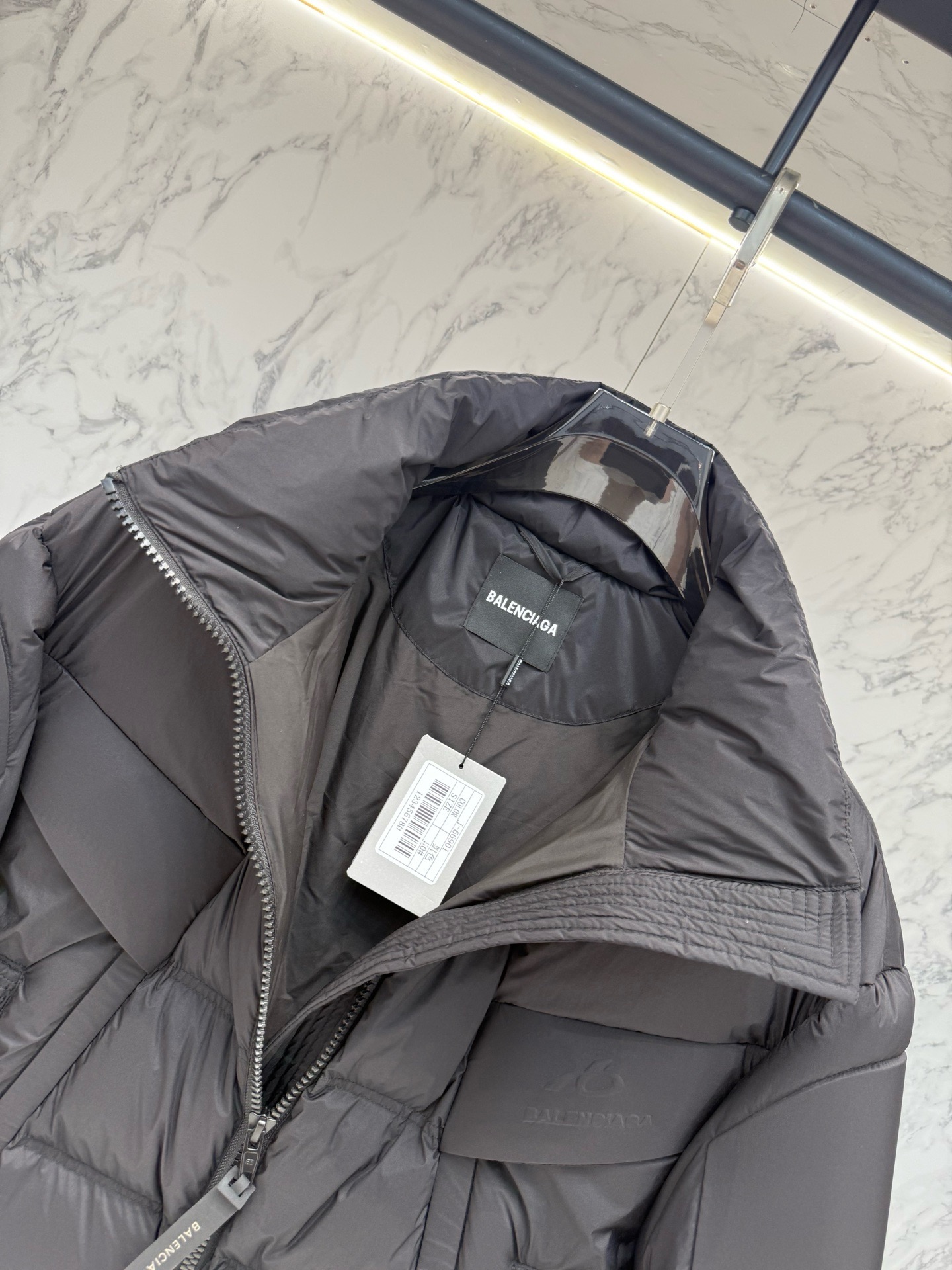 Пуховик мужской Balenciaga чёрного цвета с объёмной стёжкой и логотипом BB